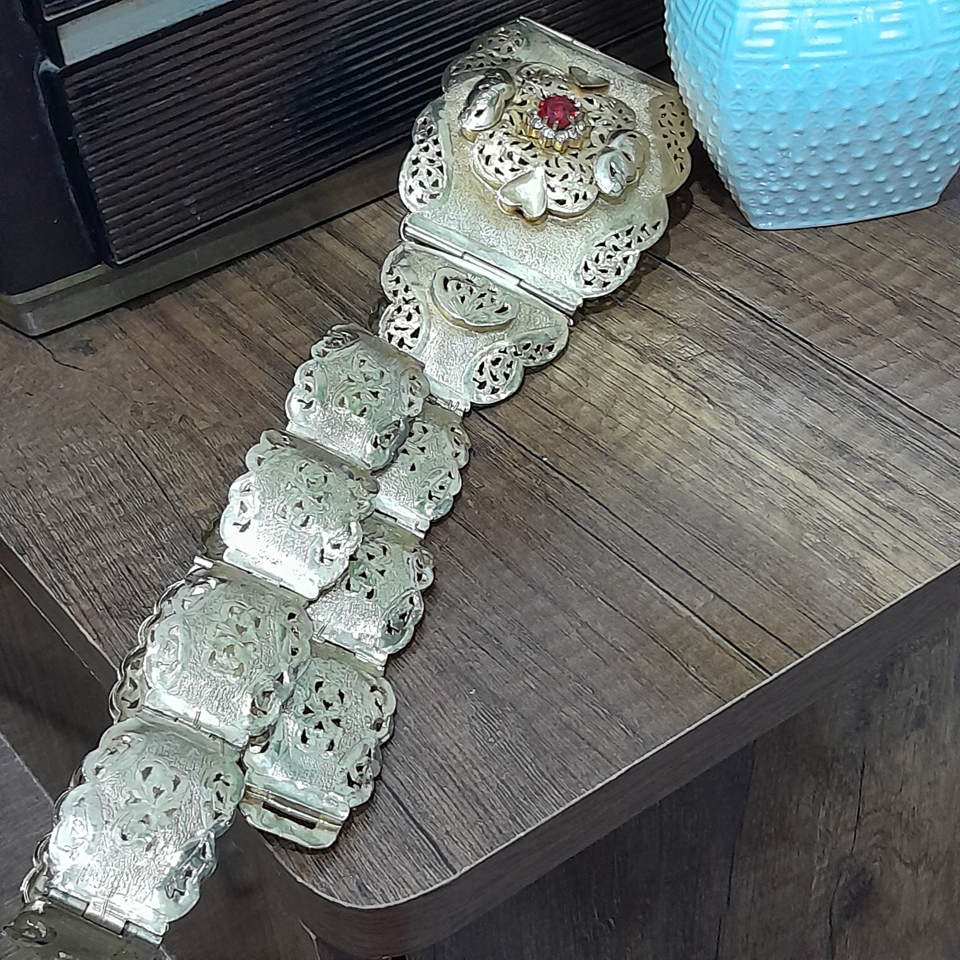 حزامة قديمة مطبوعة ينقصها قفل
