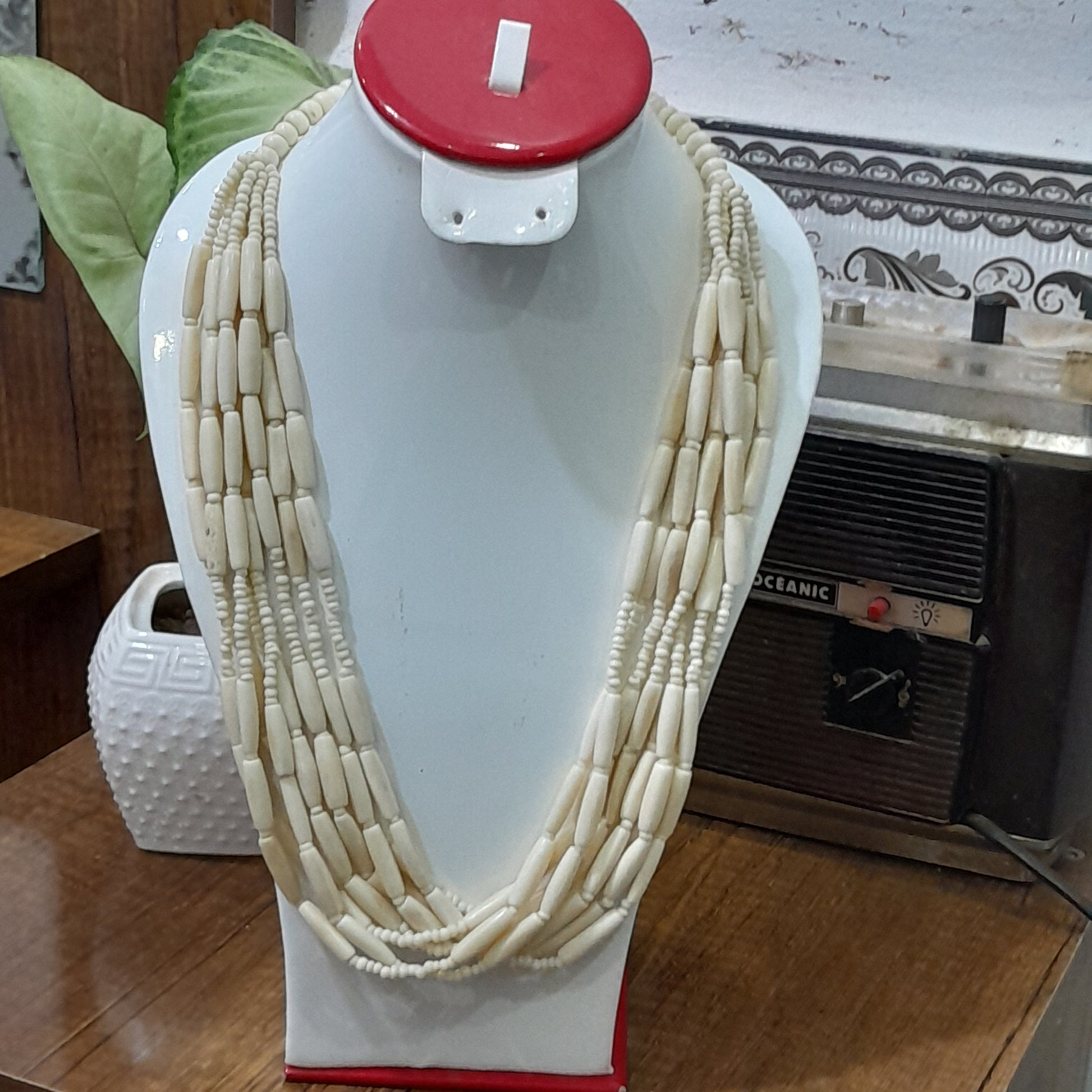 عقد قديم من عاج