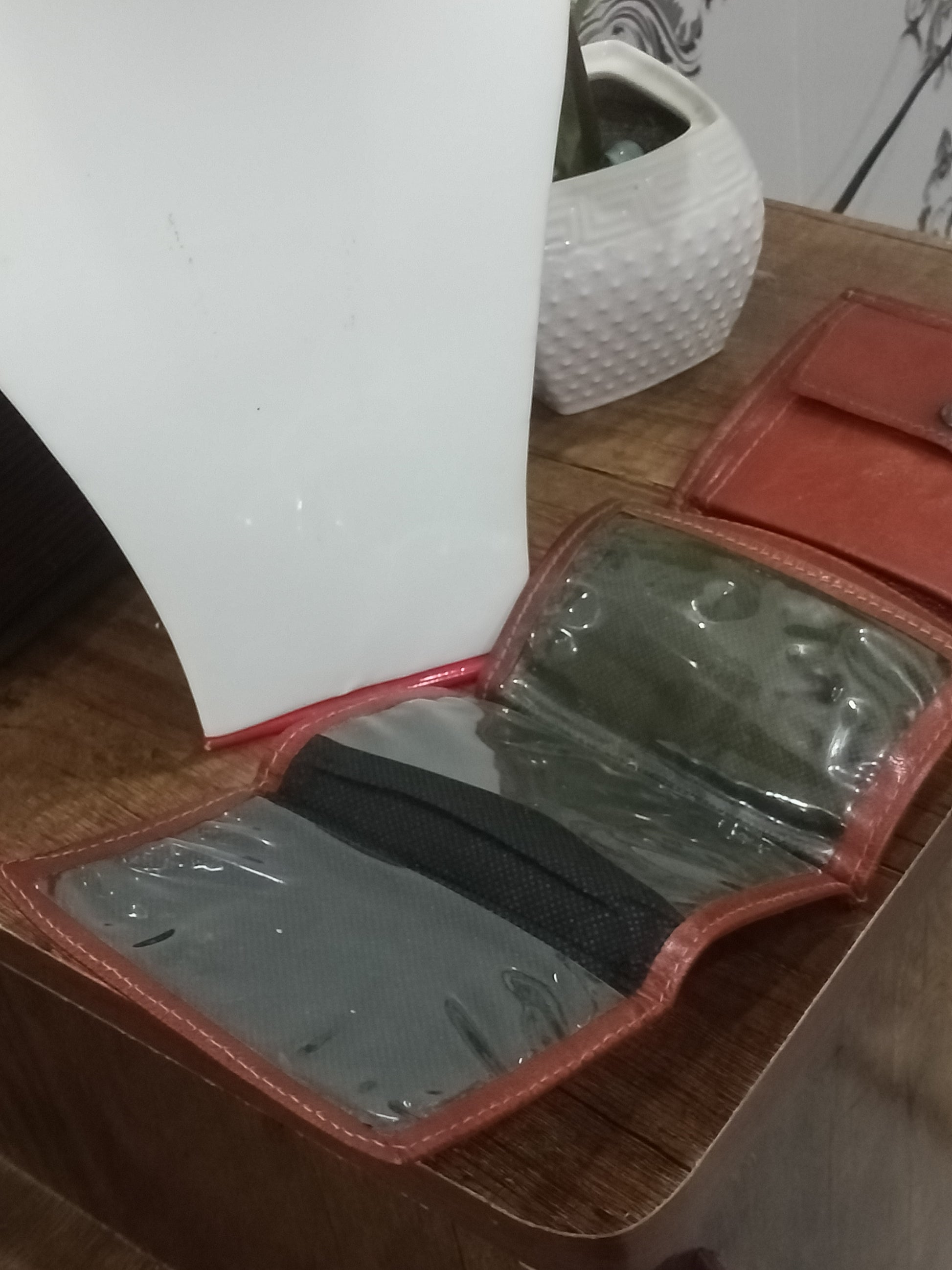 بورتفاي قديم من جلد حر
