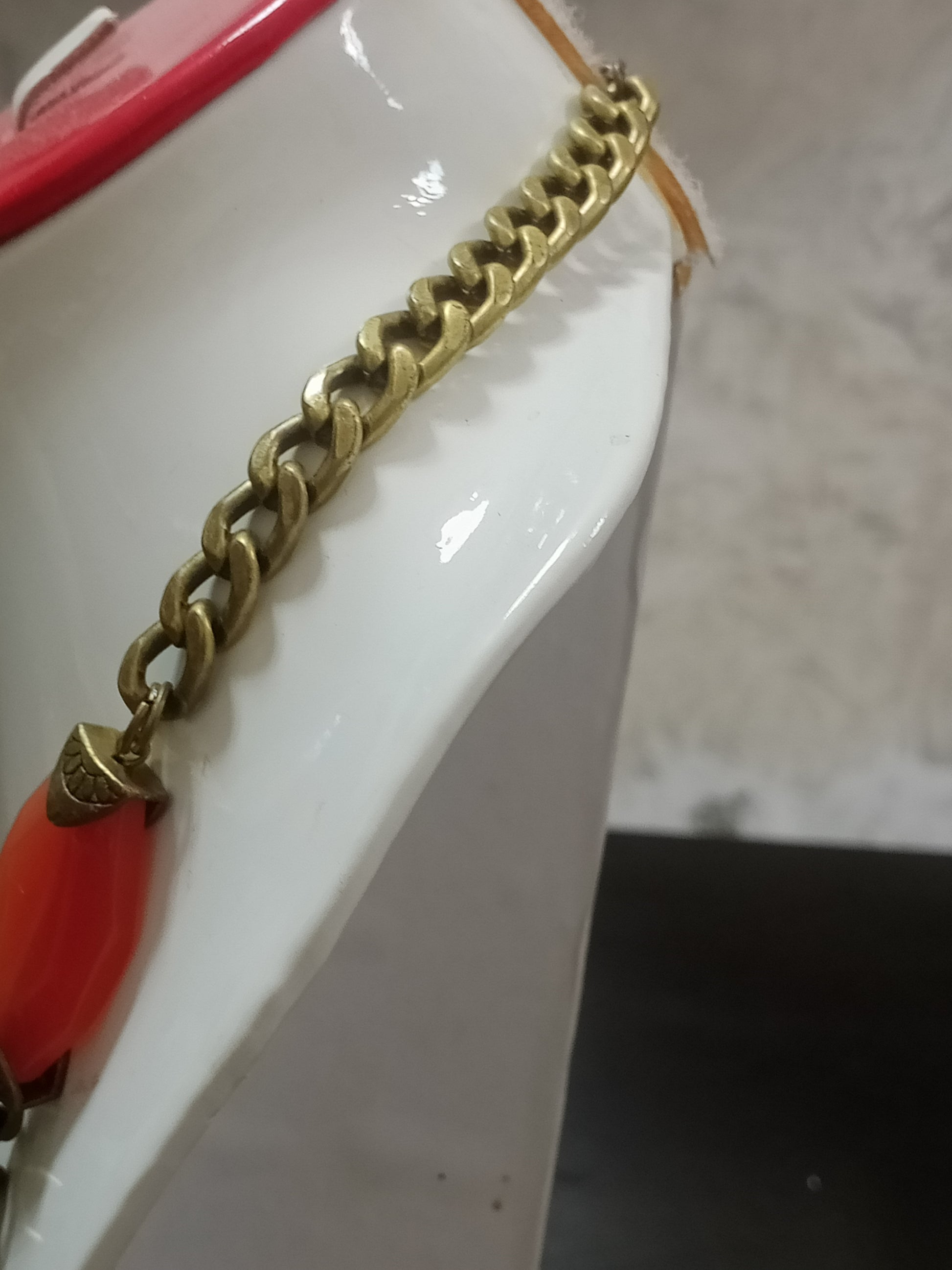 عقد قديم من نحاس واحجار عقيق