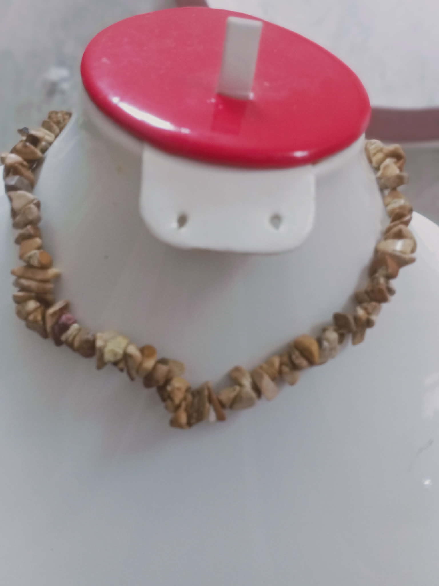 عقد صغير من أحجار طبيعية