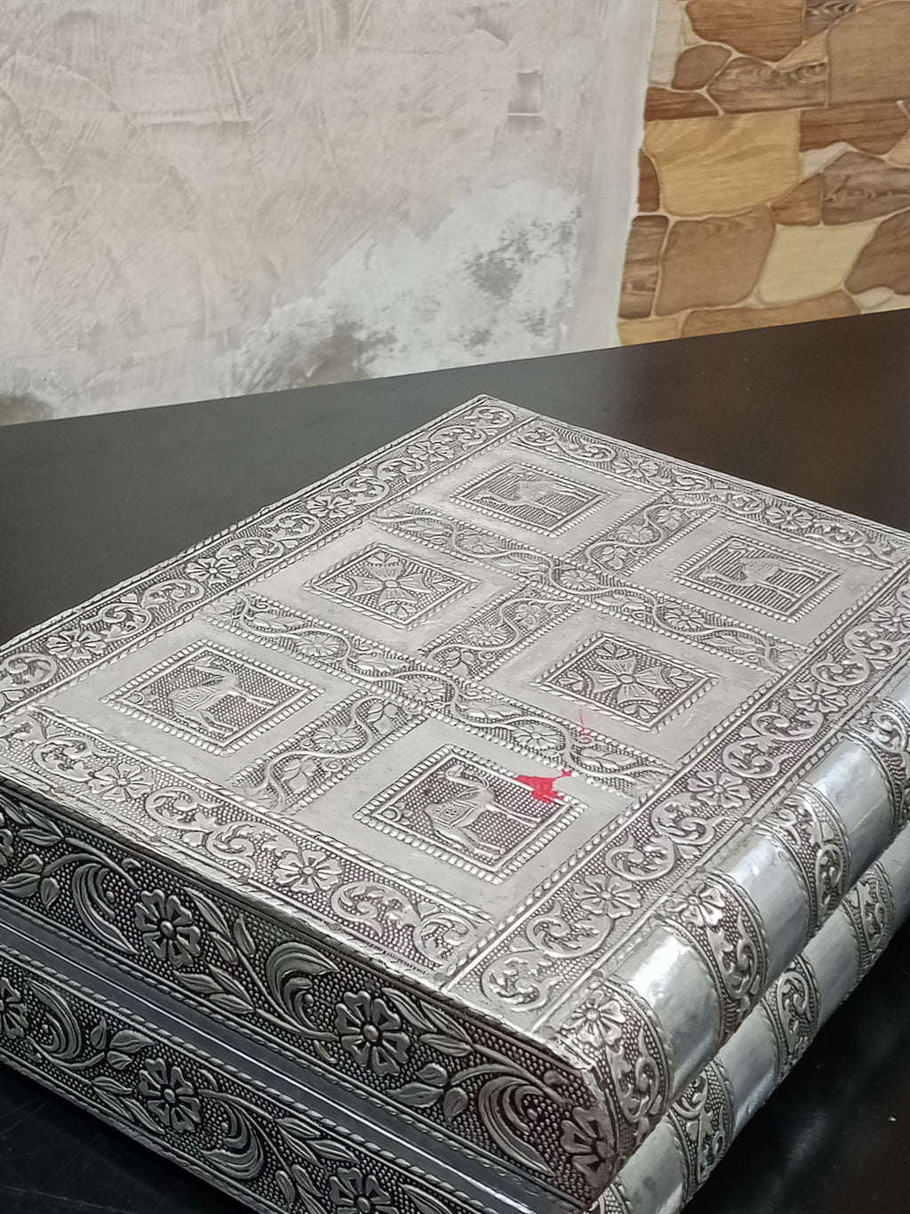 صندوق مجوهرات تحفة علية نقوش جميلة