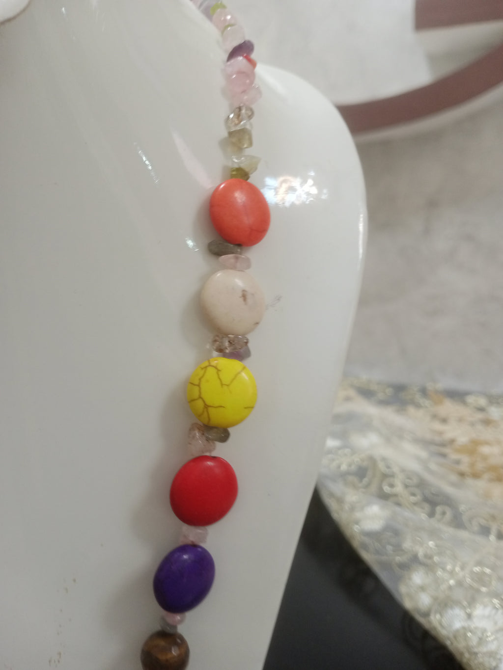 عقد من احجار طبيعية متنوعة