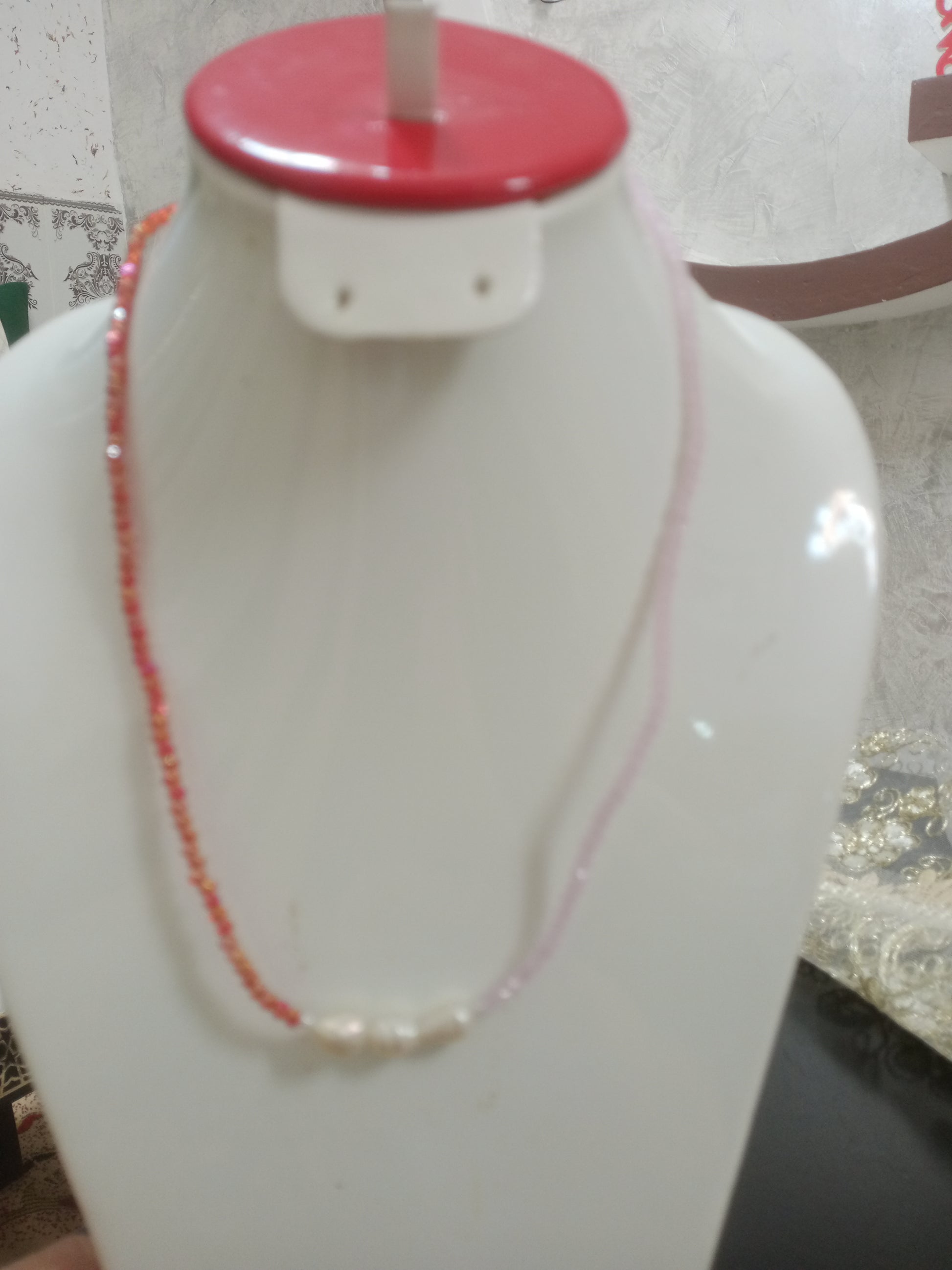 عقد من كريستال ولؤلؤ طبيعي