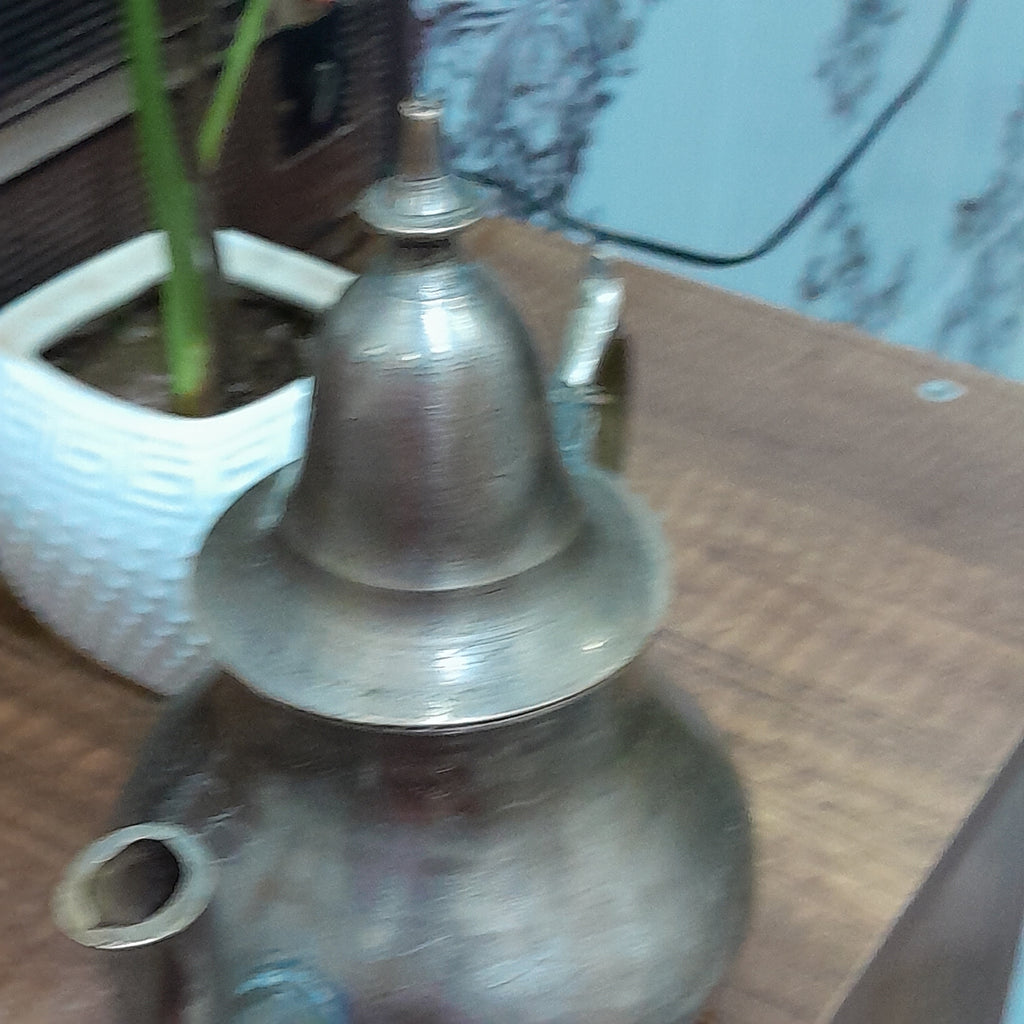 إبريق قديم من نحاس لديكور