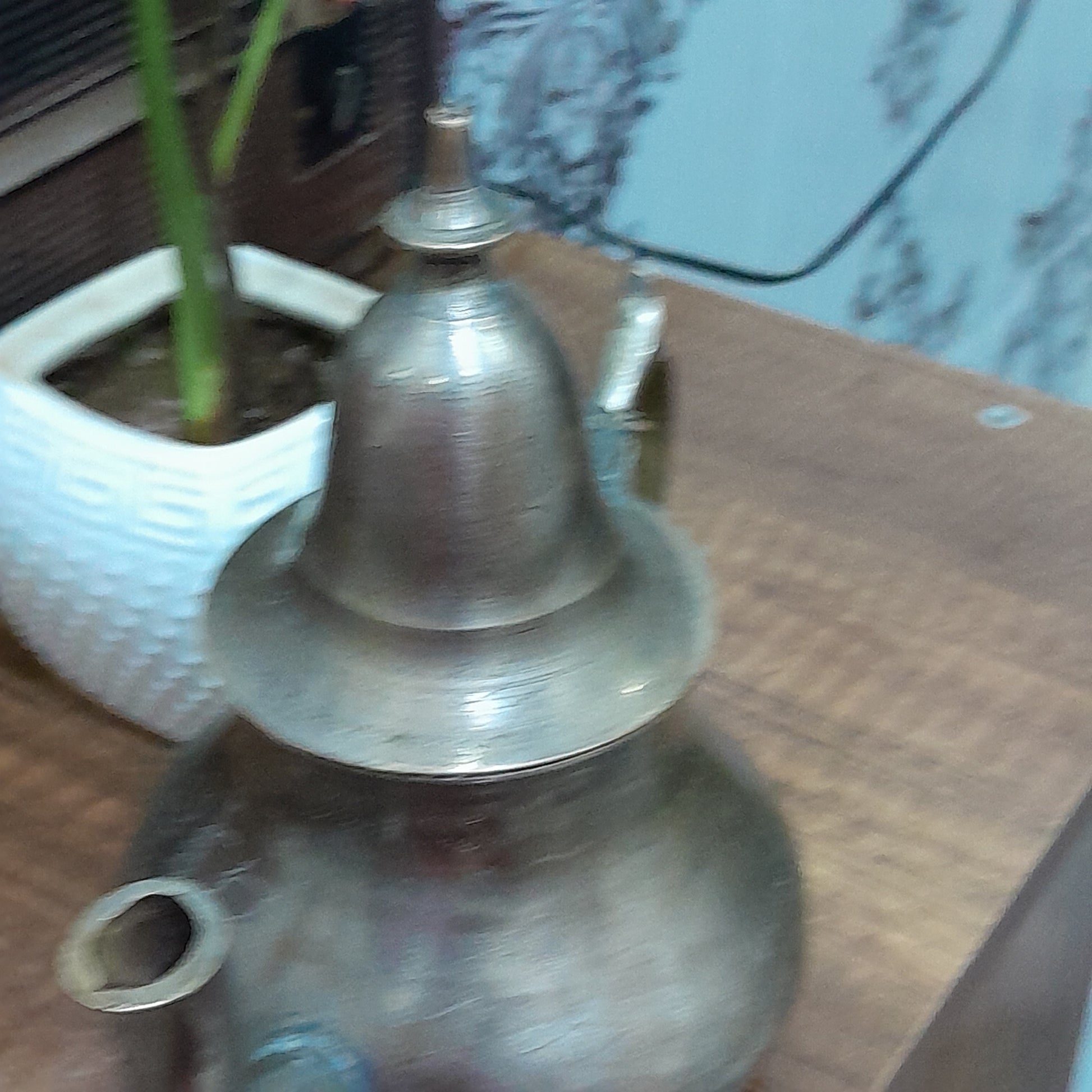 إبريق قديم من نحاس لديكور