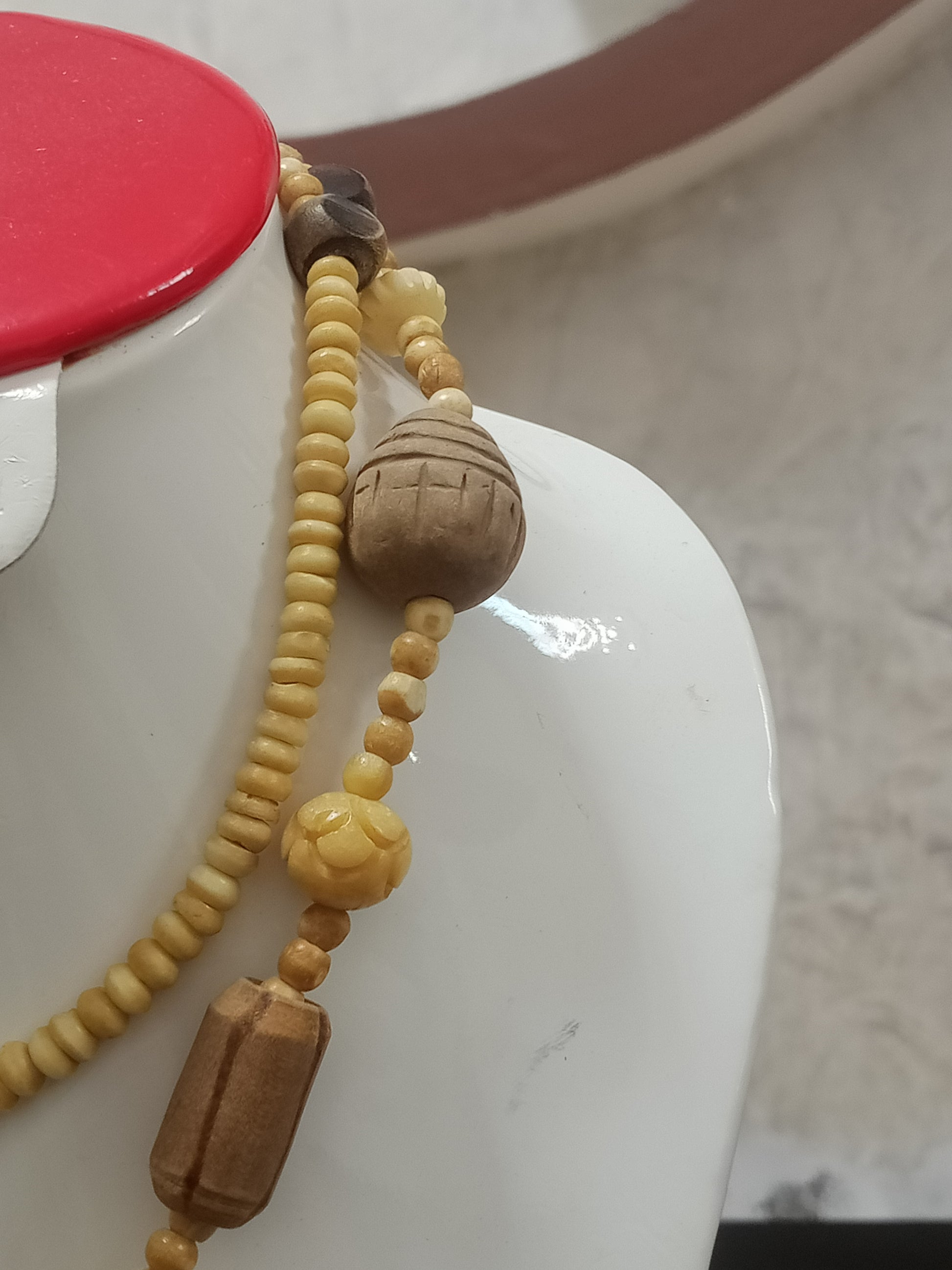 عقد تحفة من خشب