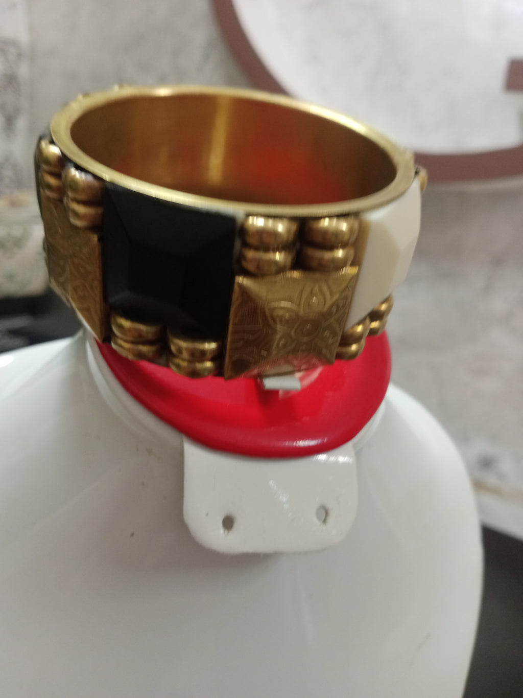 سوار قديم من نحاس وعاج