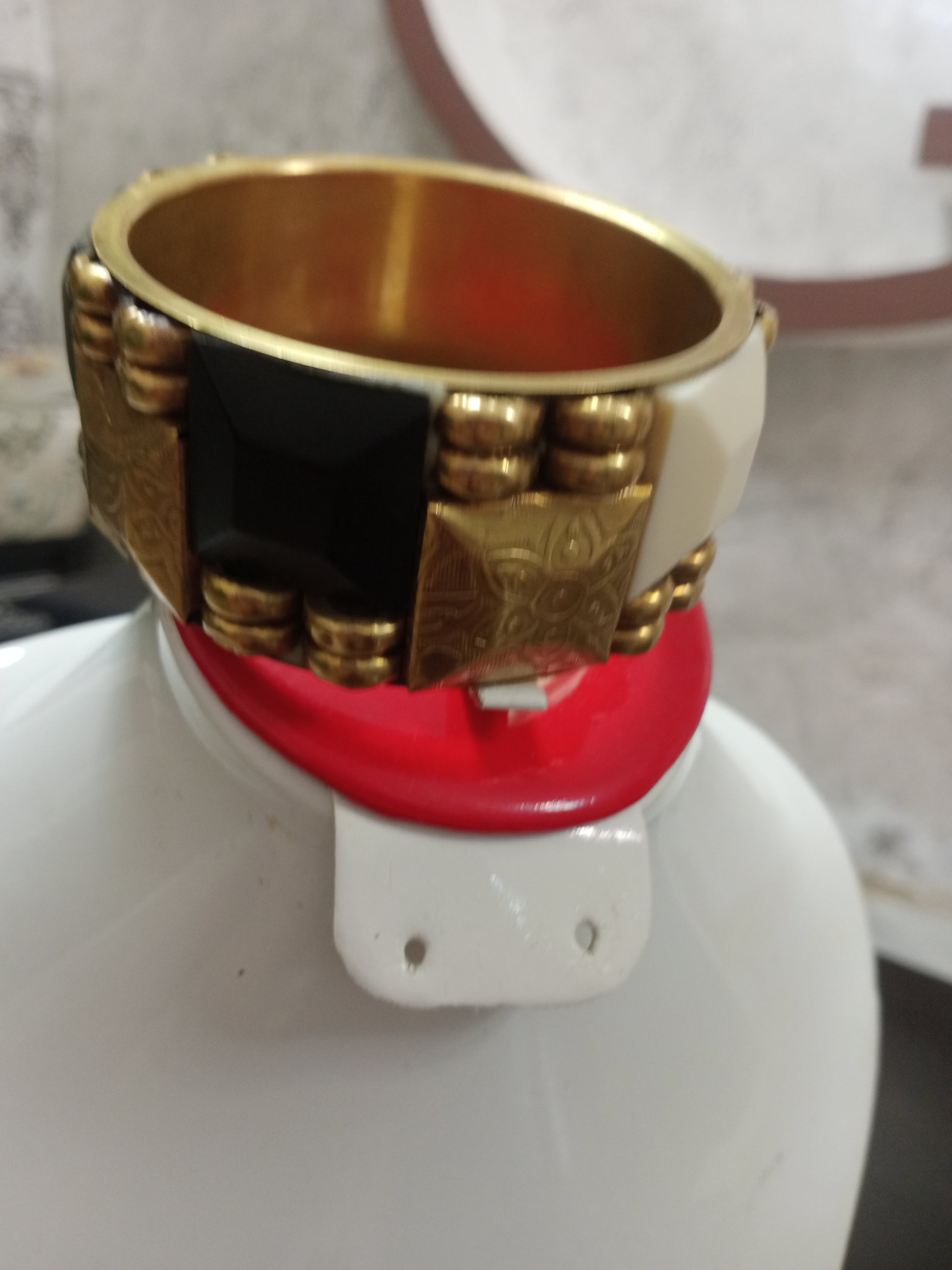 سوار قديم من نحاس وعاج