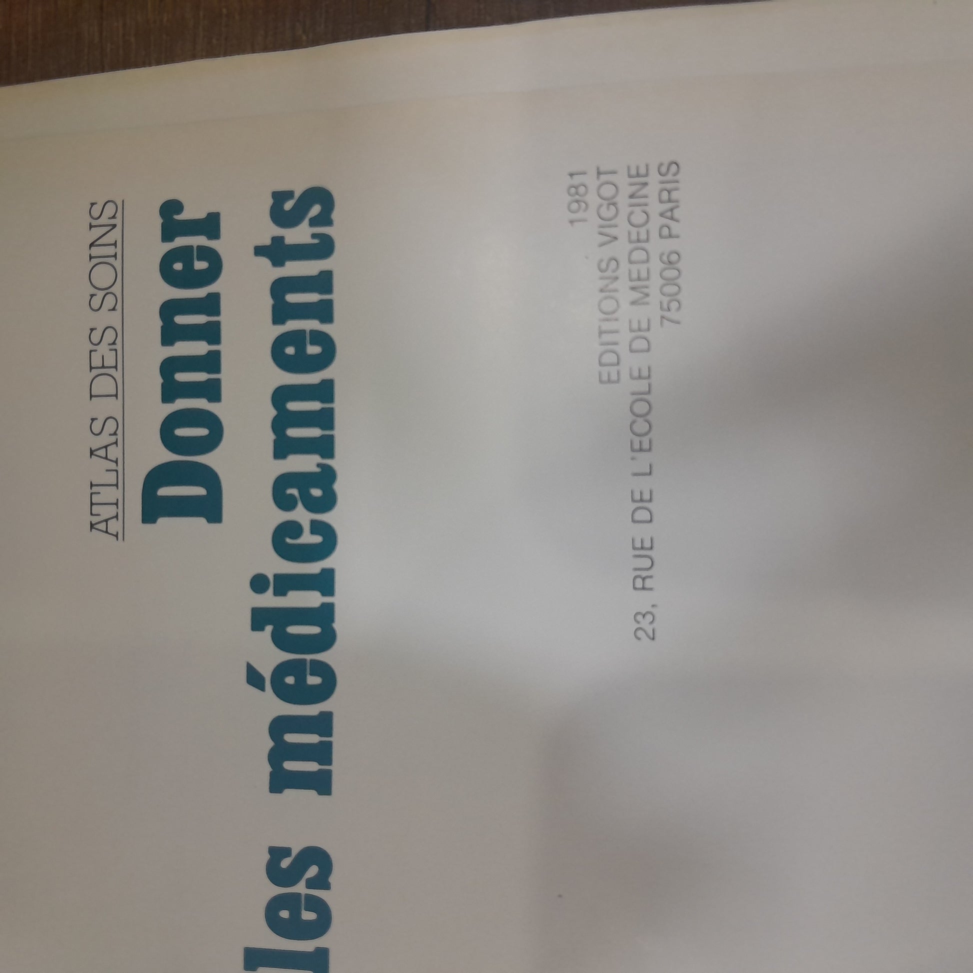 كتاب "Atlas des Soins – Donner les médicaments" – مرجع عملي في إعطاء الأدوية