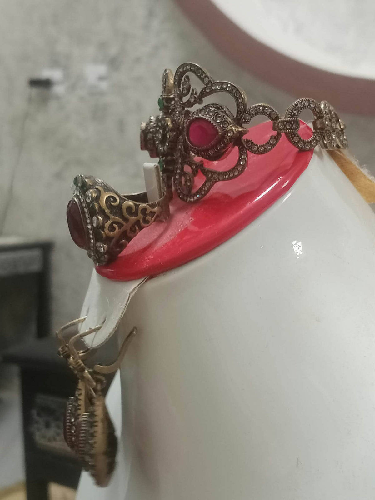 أكسسوارات تحفة من برونز مكونة من براسلي وخاتم واقراط