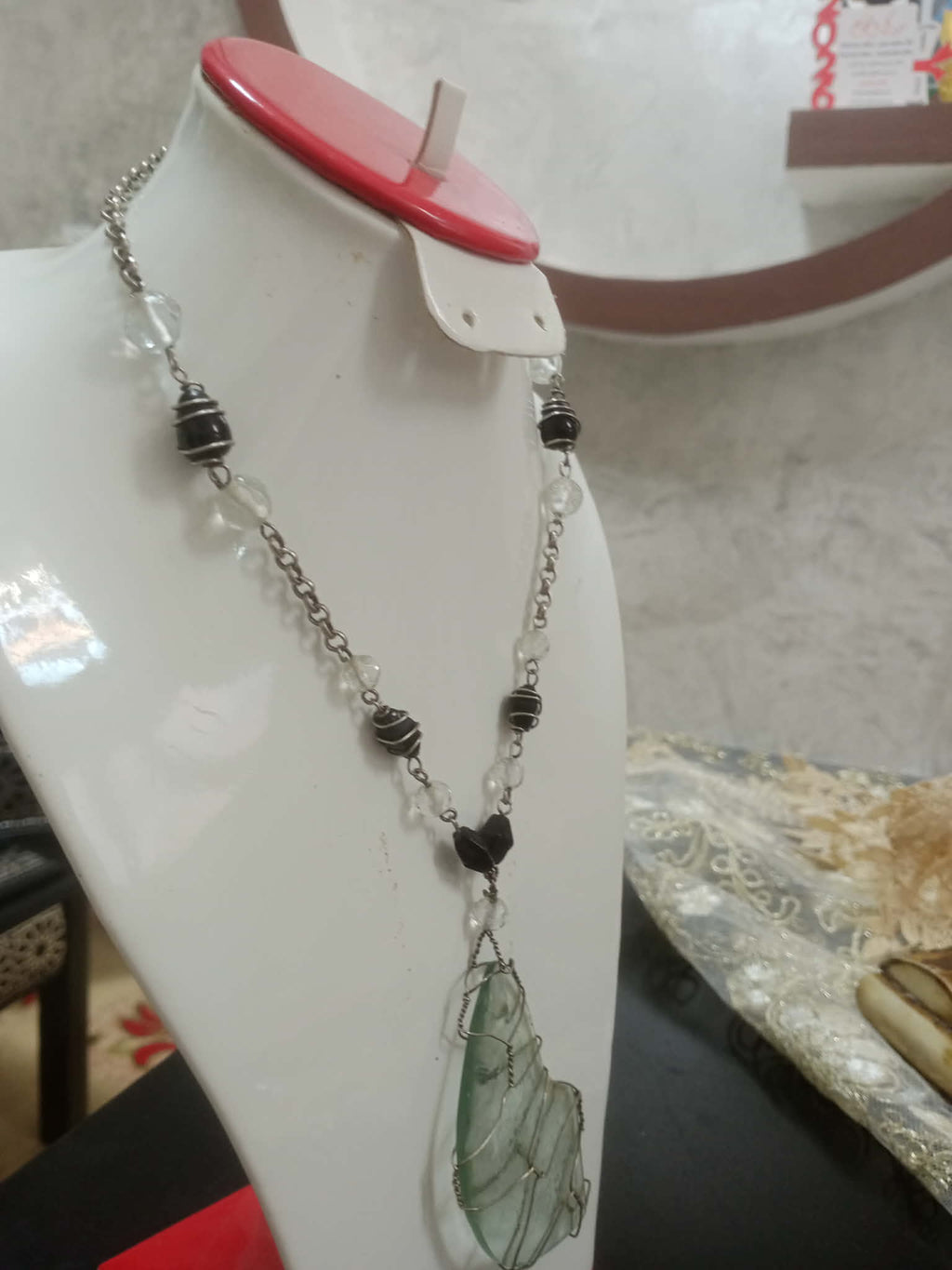 عقد تحفة بقلادة من زجاج