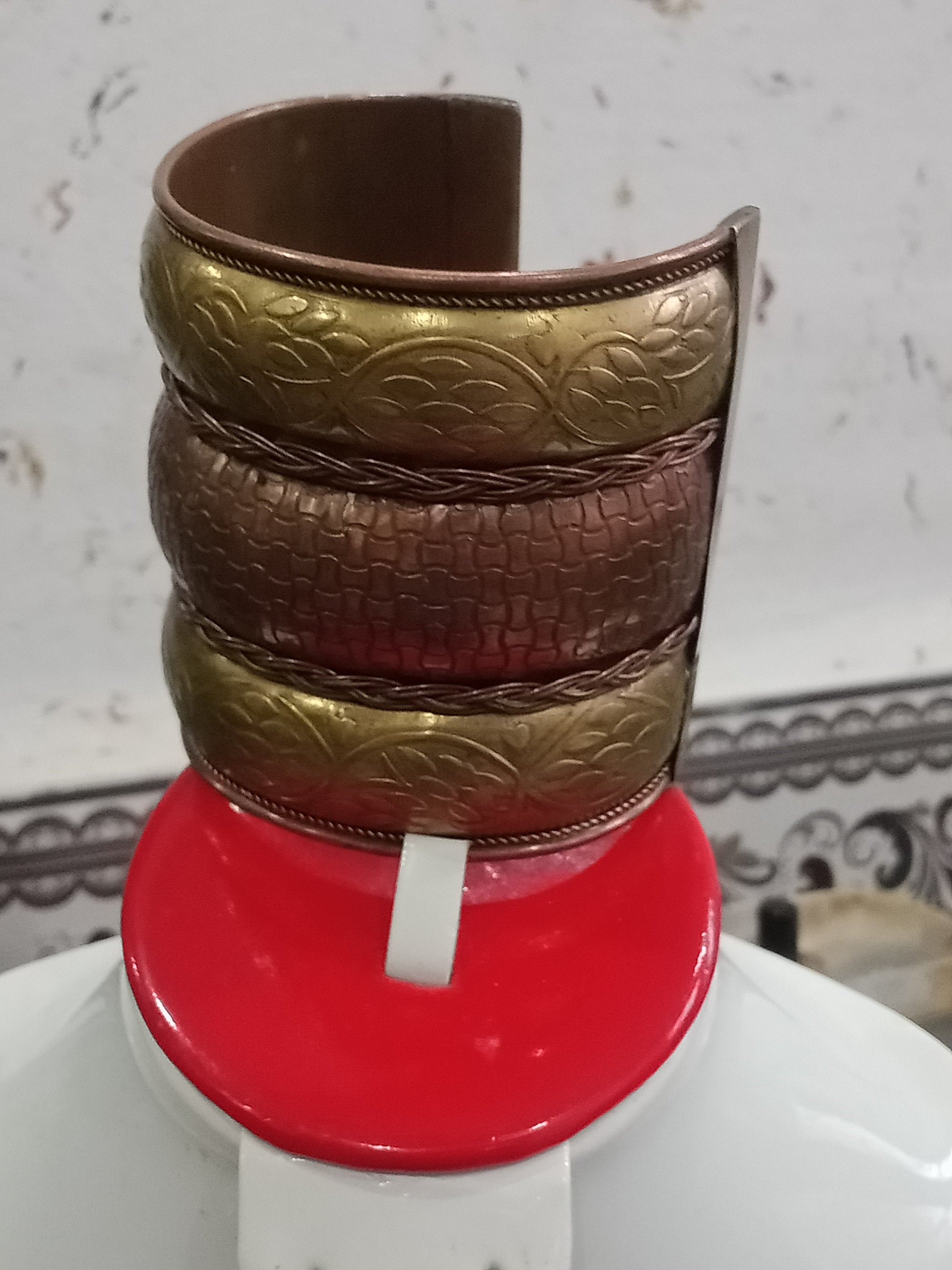 سوار قديم من نحاس