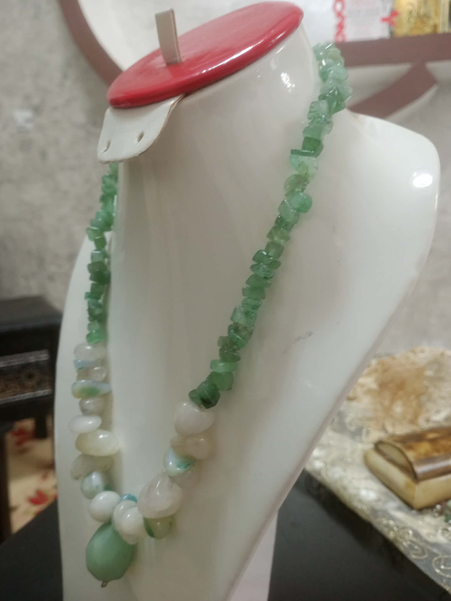 عقد تحفة من أحجار طبيعية