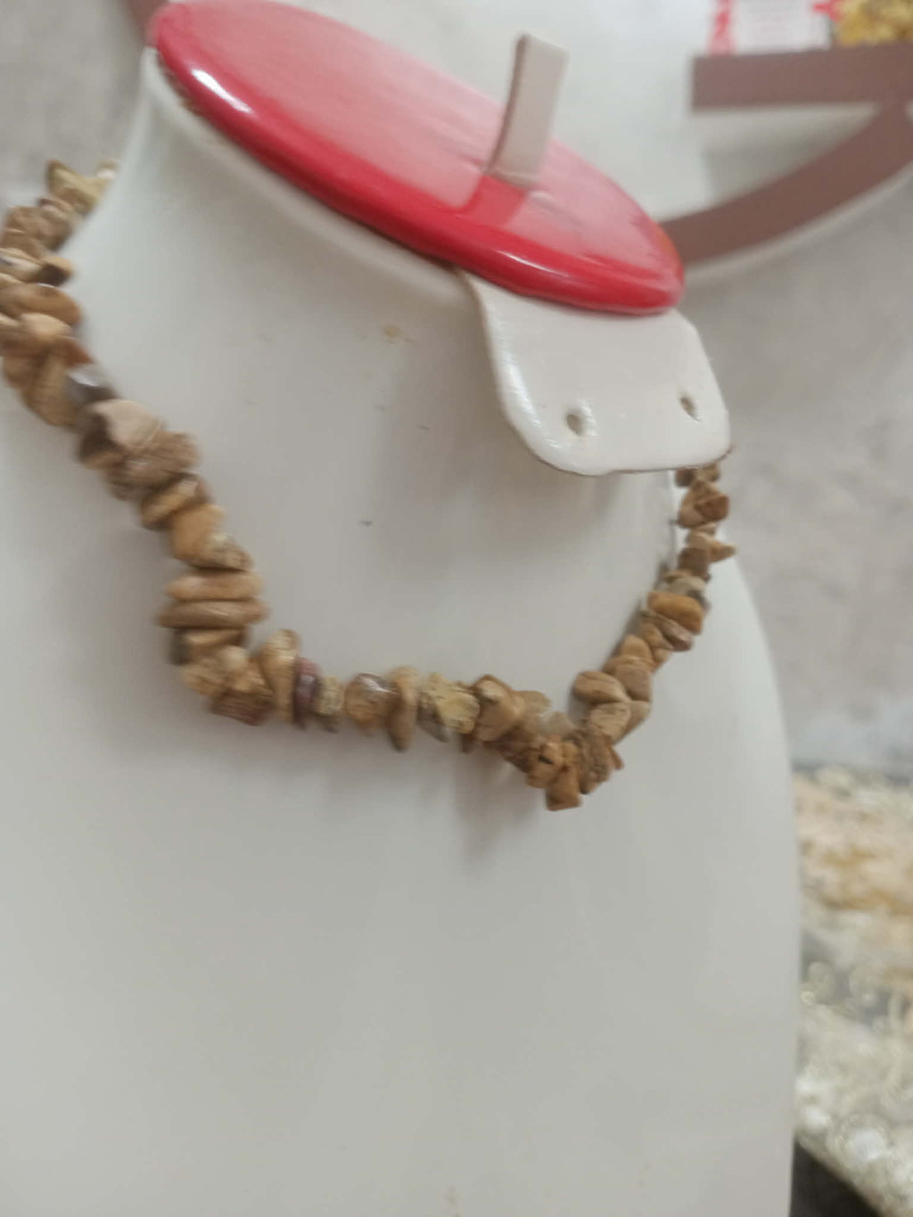 عقد صغير من أحجار طبيعية