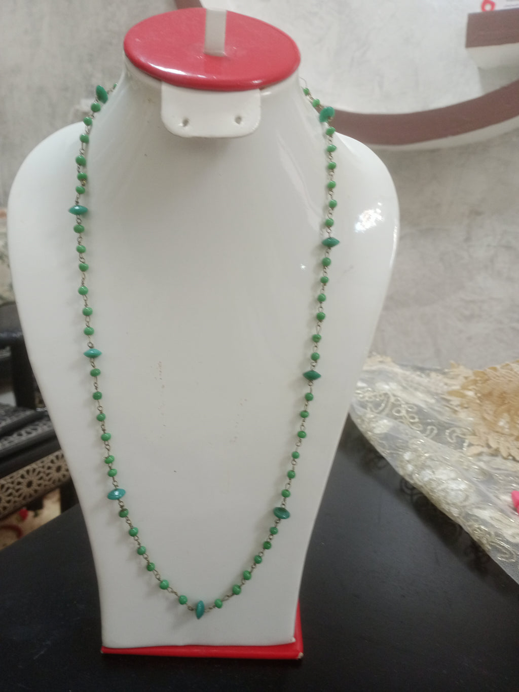 عقد تحفة من احجار طبيعية