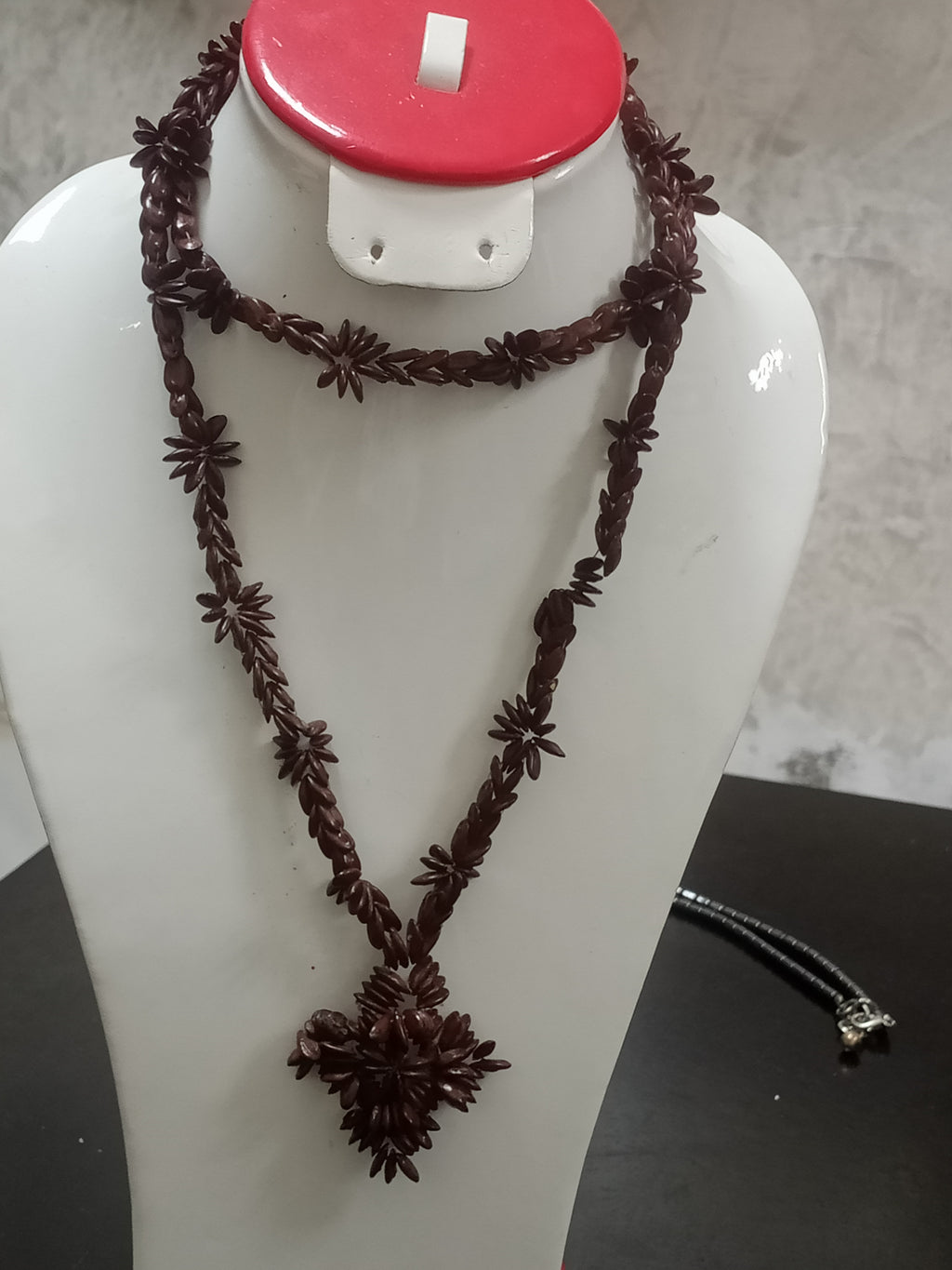 عقد قديم من بذور