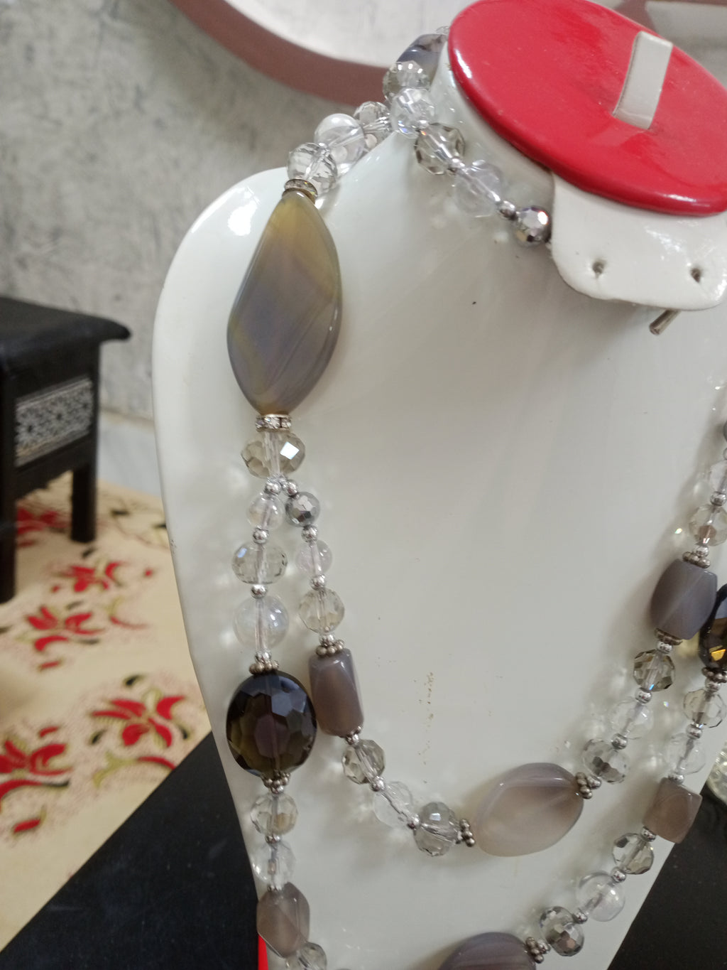 عقد ثقيل من احجار طبيعية