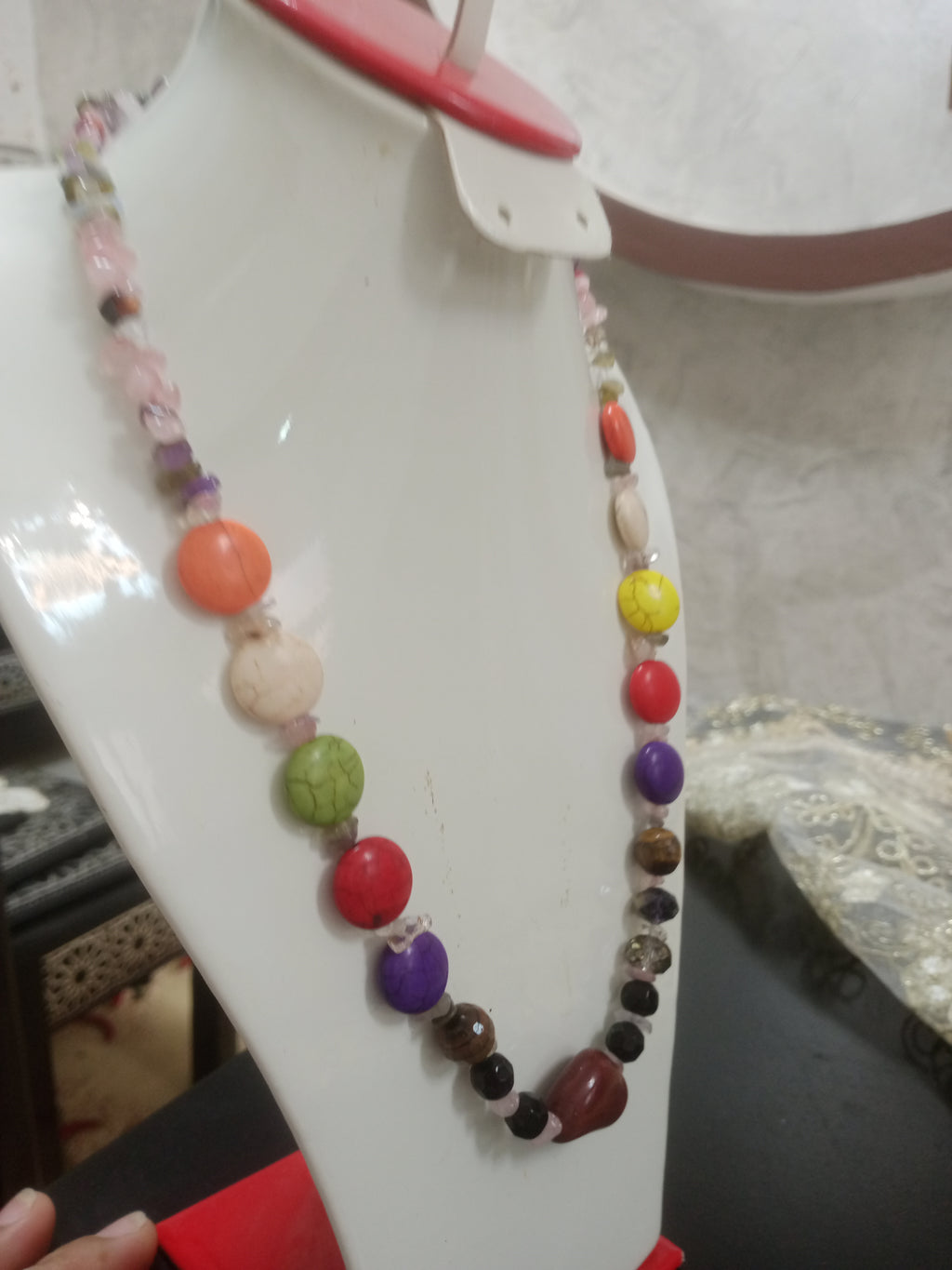 عقد من احجار طبيعية متنوعة