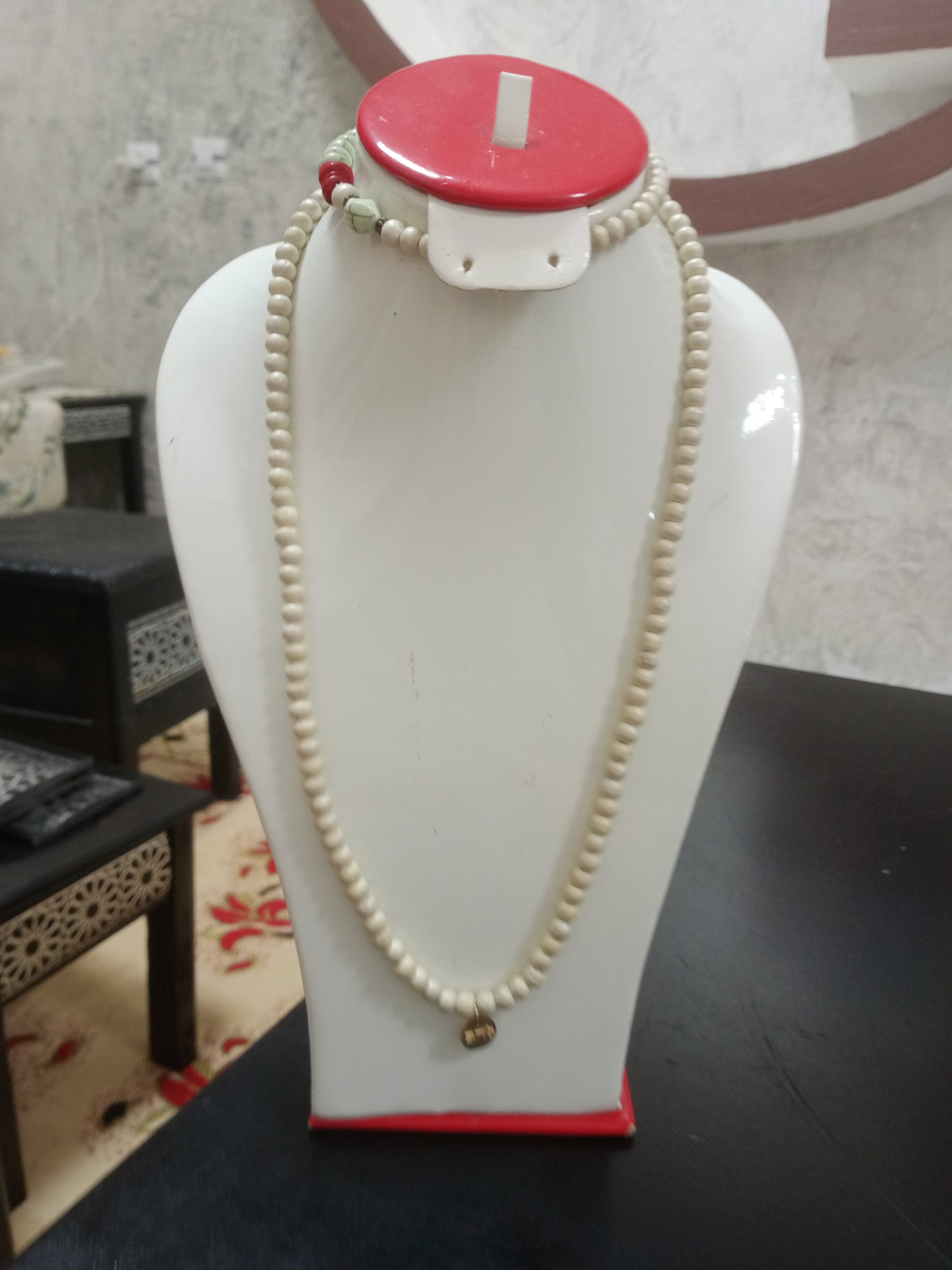 عقد قديم من احجار طبيعية