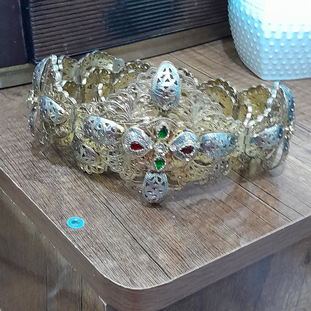 حزامة قديمة ومطبوعة من نحاس