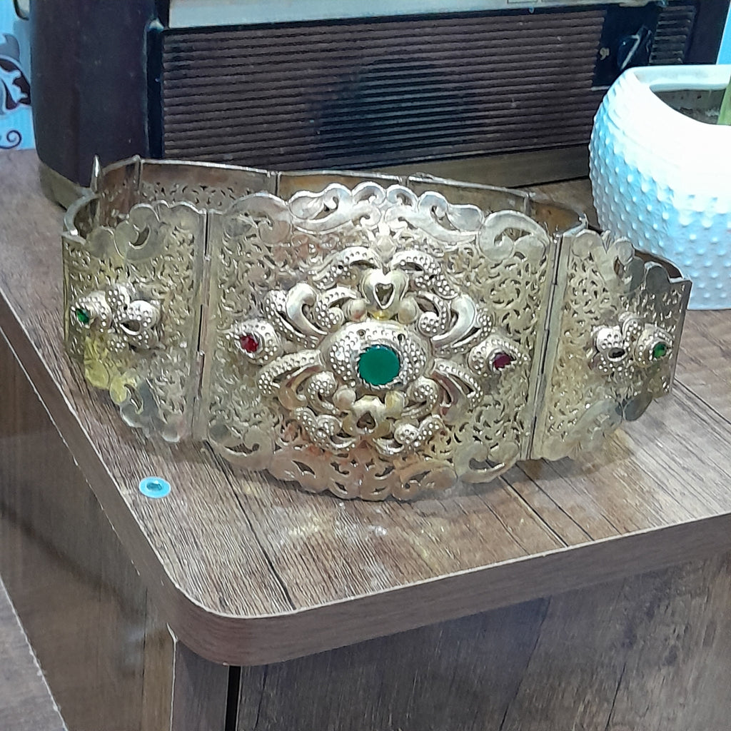 حزامة قديمة ومطبوعة من نحاس