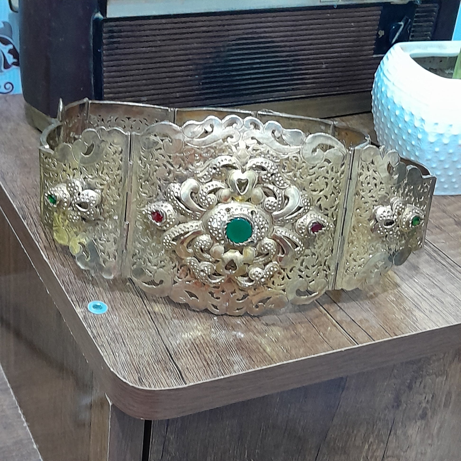 حزامة قديمة ومطبوعة من نحاس