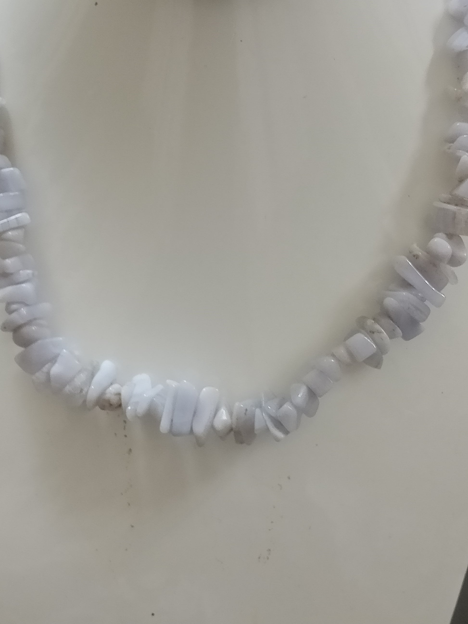 عقد من احجار طبيعية