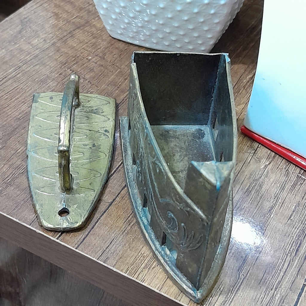 مكواة فحم نحاسية عتيقة