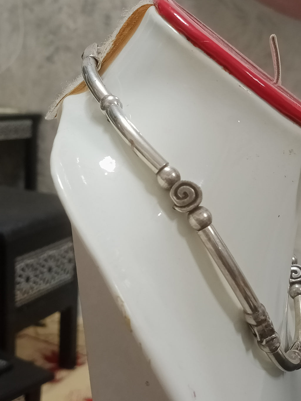 عقد قديم من نحاس مغلف بالفضة