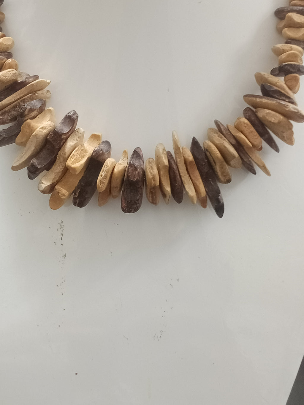 عقد قديم من خشب