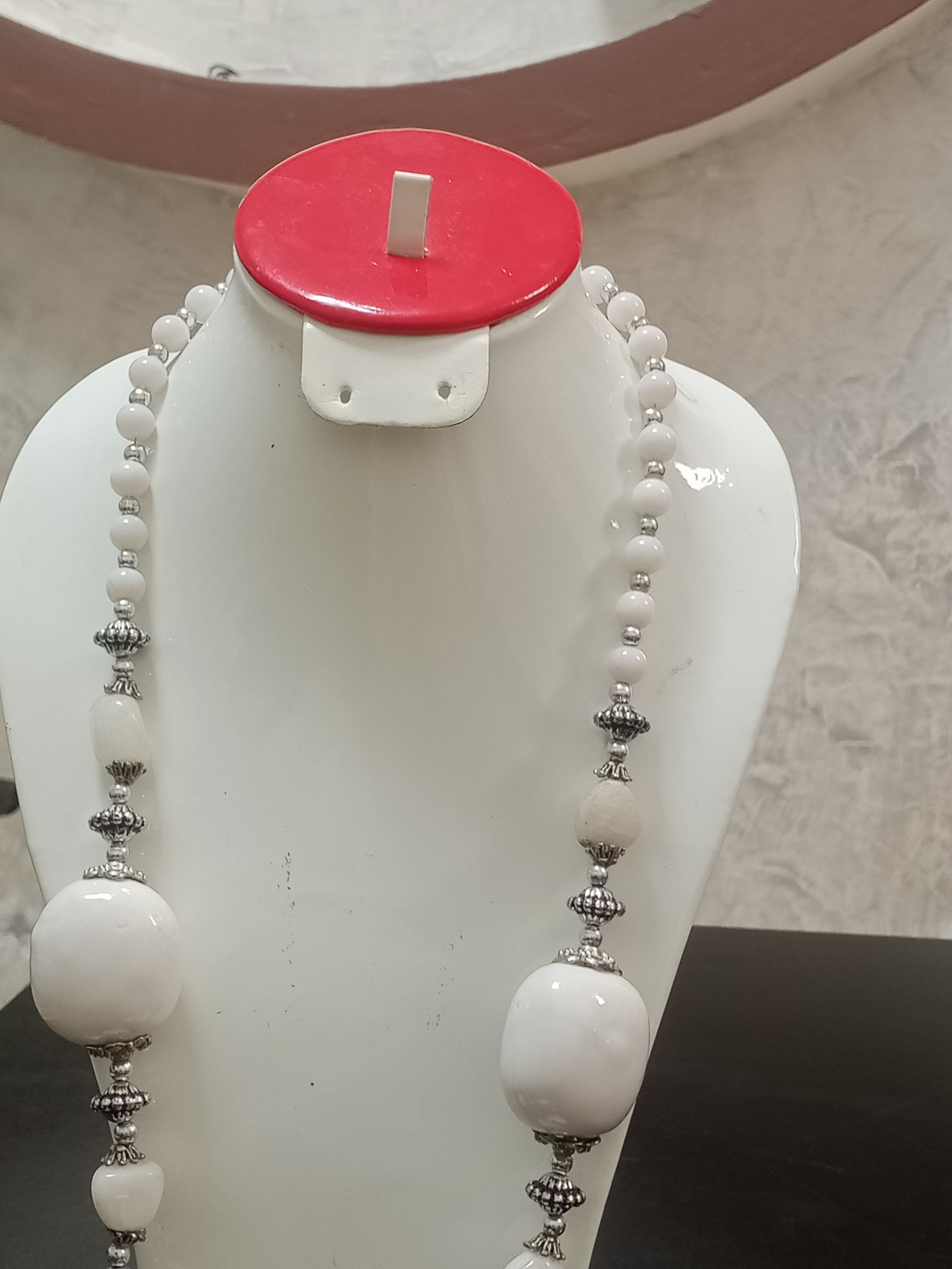 عقد طويل وثقيل من احجار طبيعية