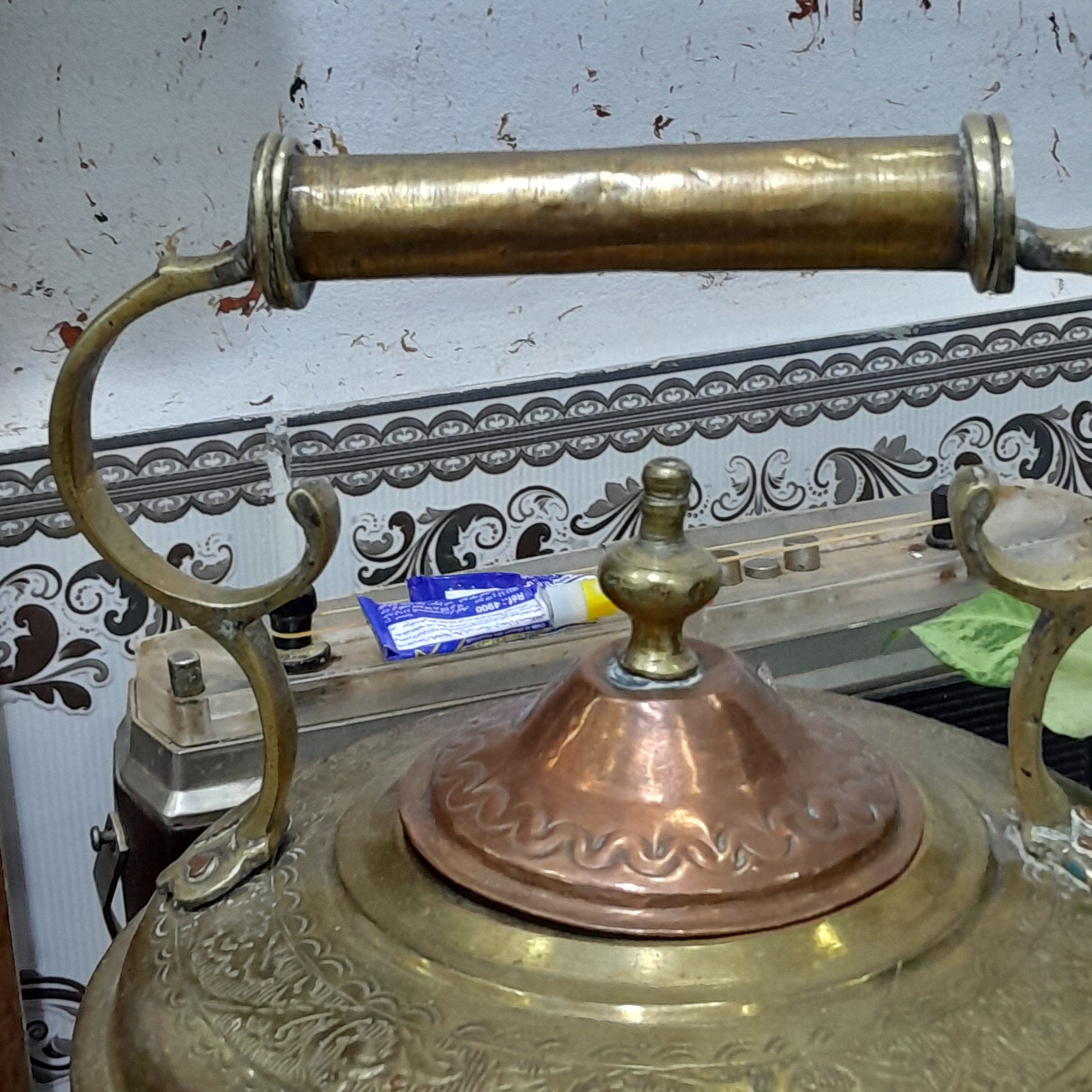 غلاية شاي عتيقة من نحاس احمر واصفر