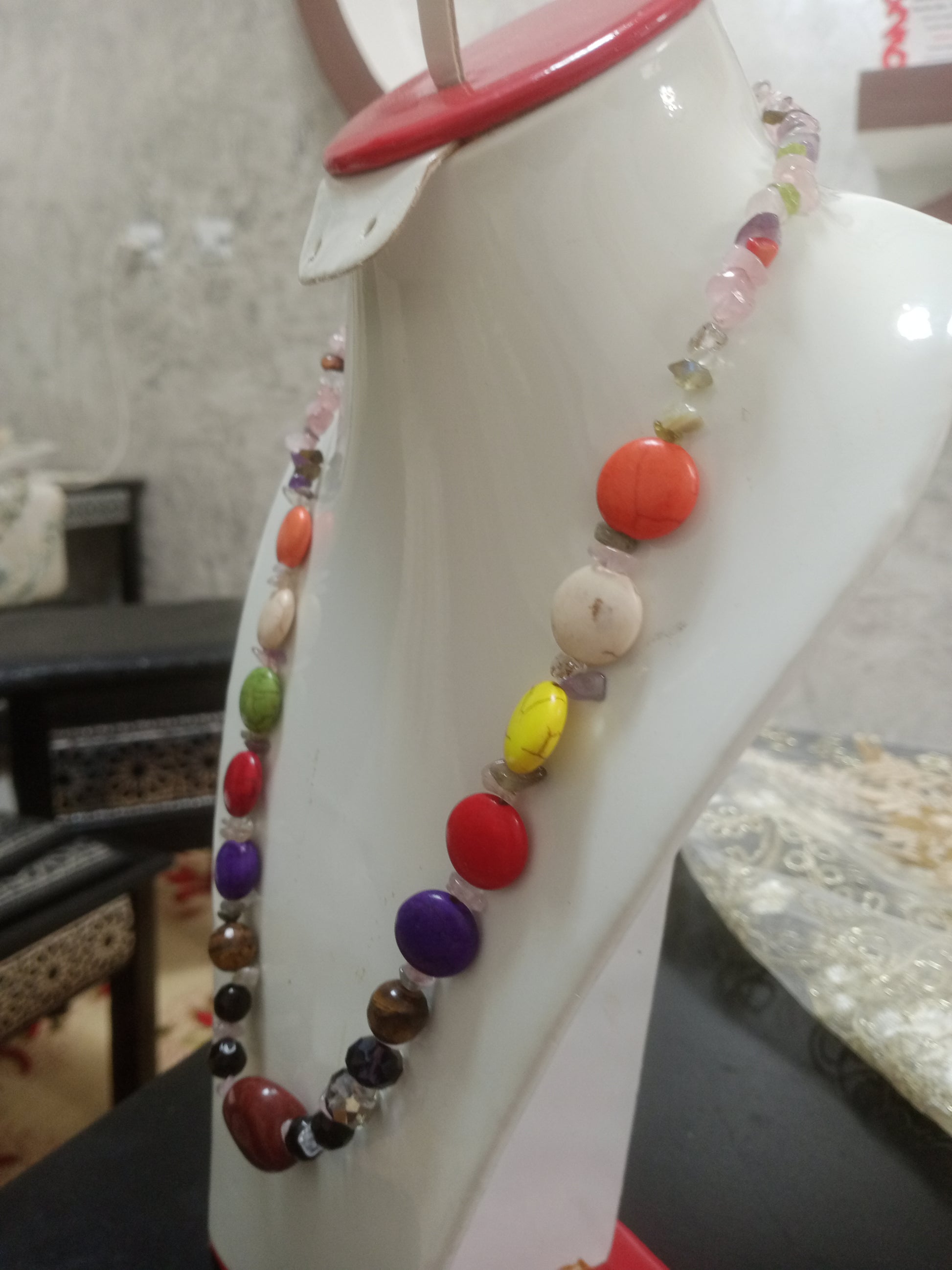 عقد من احجار طبيعية متنوعة