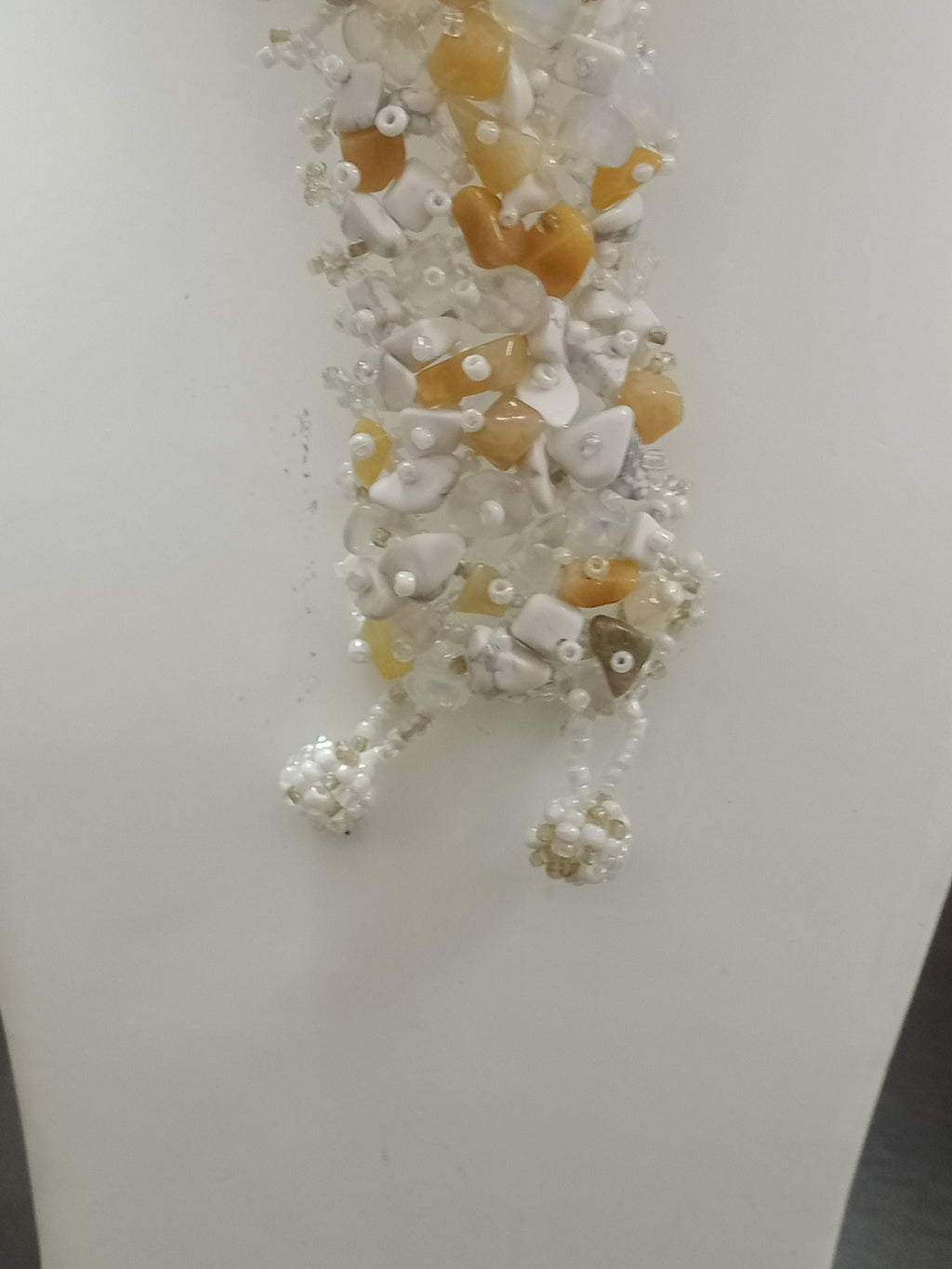 سوار بأحجار طبيعية