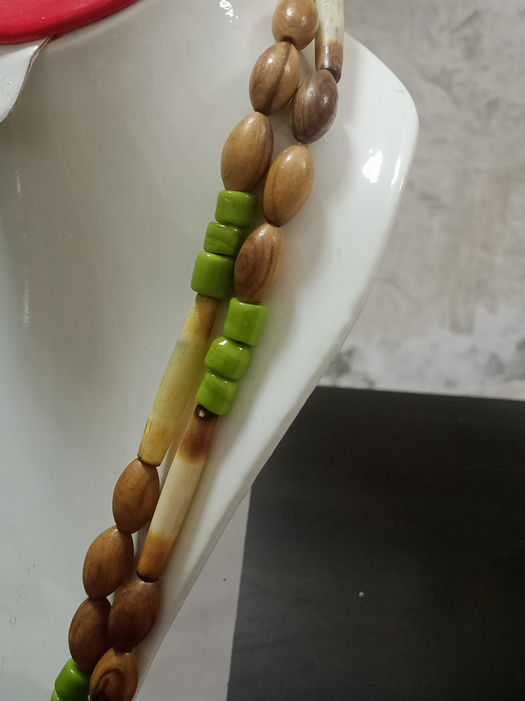 عقد قديم من خشب