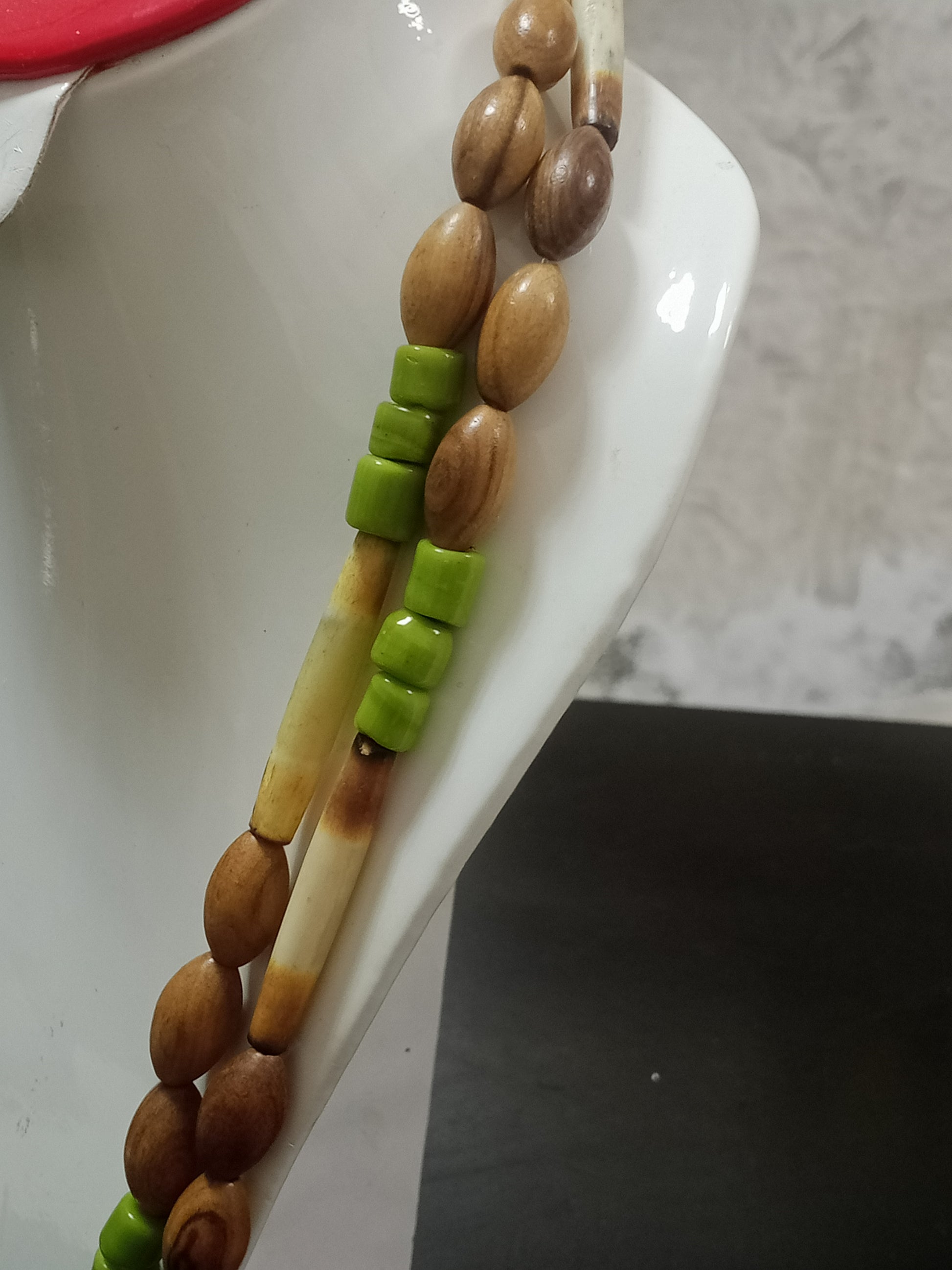 عقد قديم من خشب