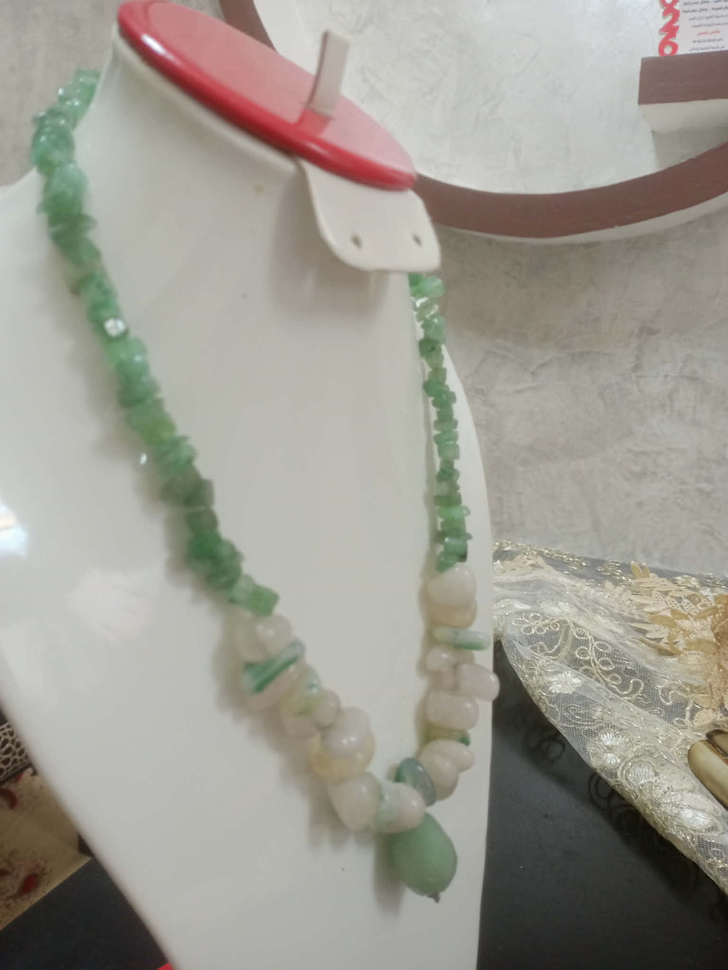 عقد تحفة من أحجار طبيعية