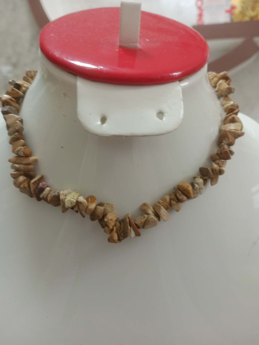 عقد صغير من أحجار طبيعية