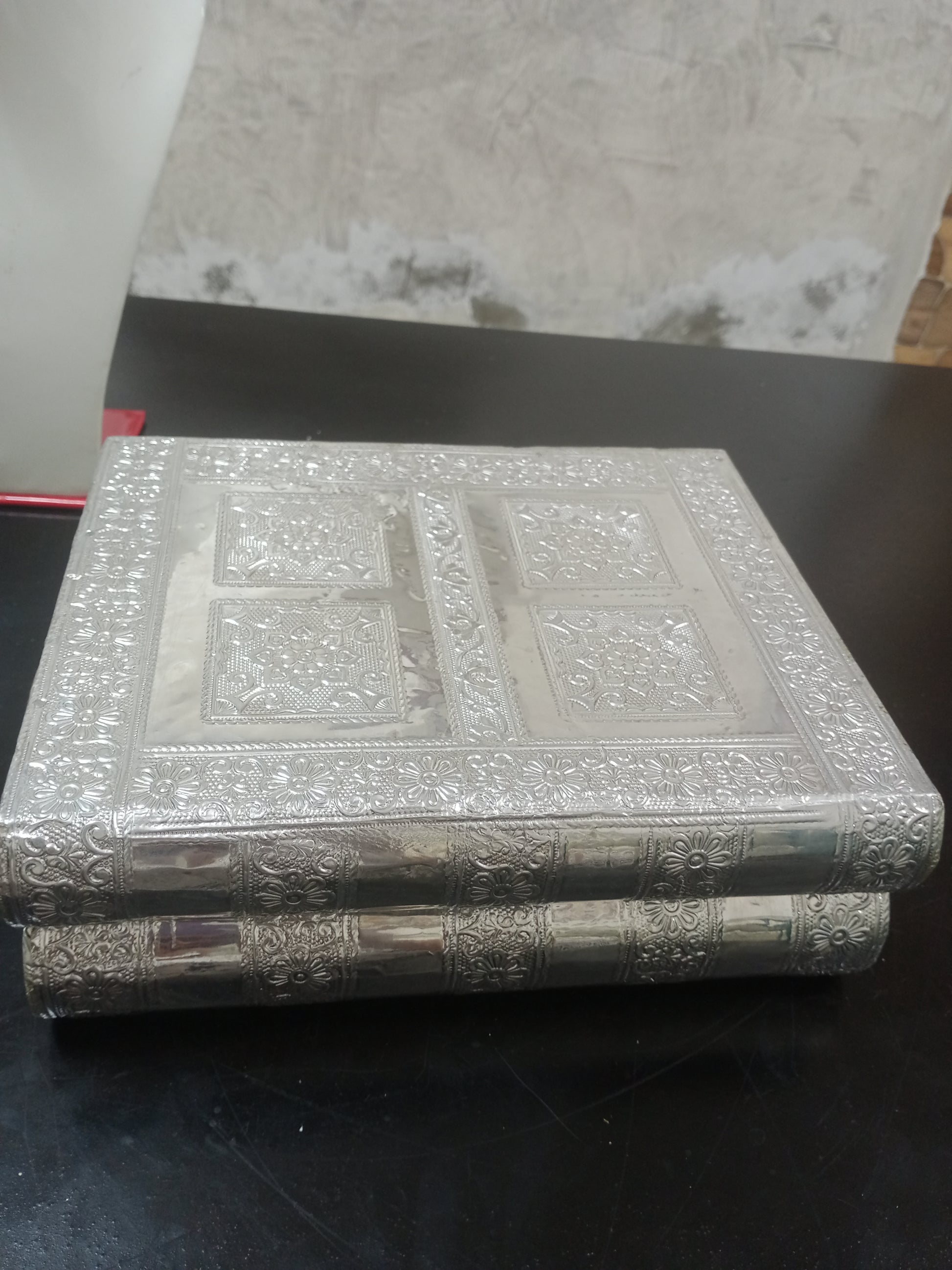 صندوق مجوهرات قديم مطعم بمعدن فضي