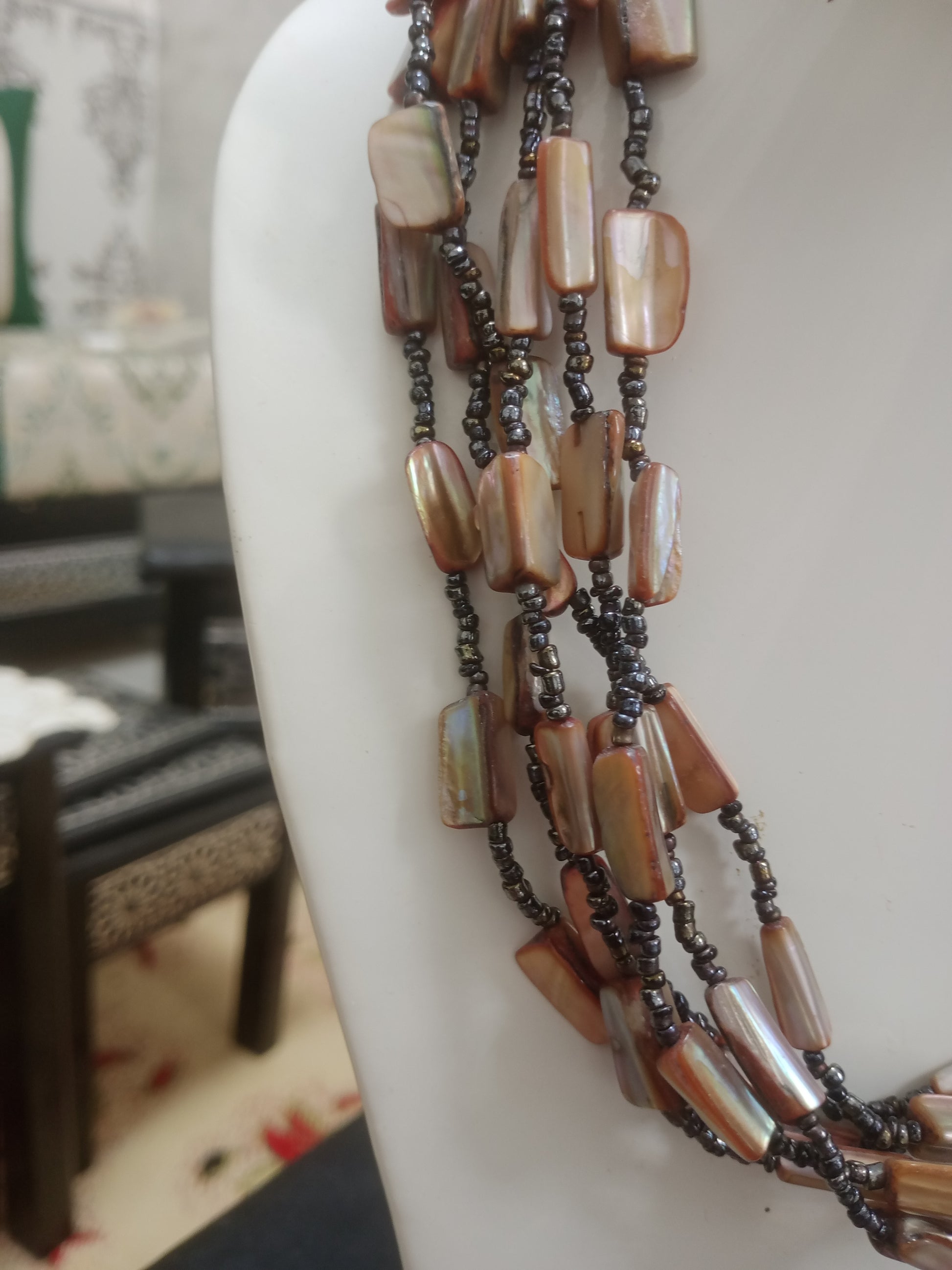 عقد من صدف بحري واحجار هيماتيت