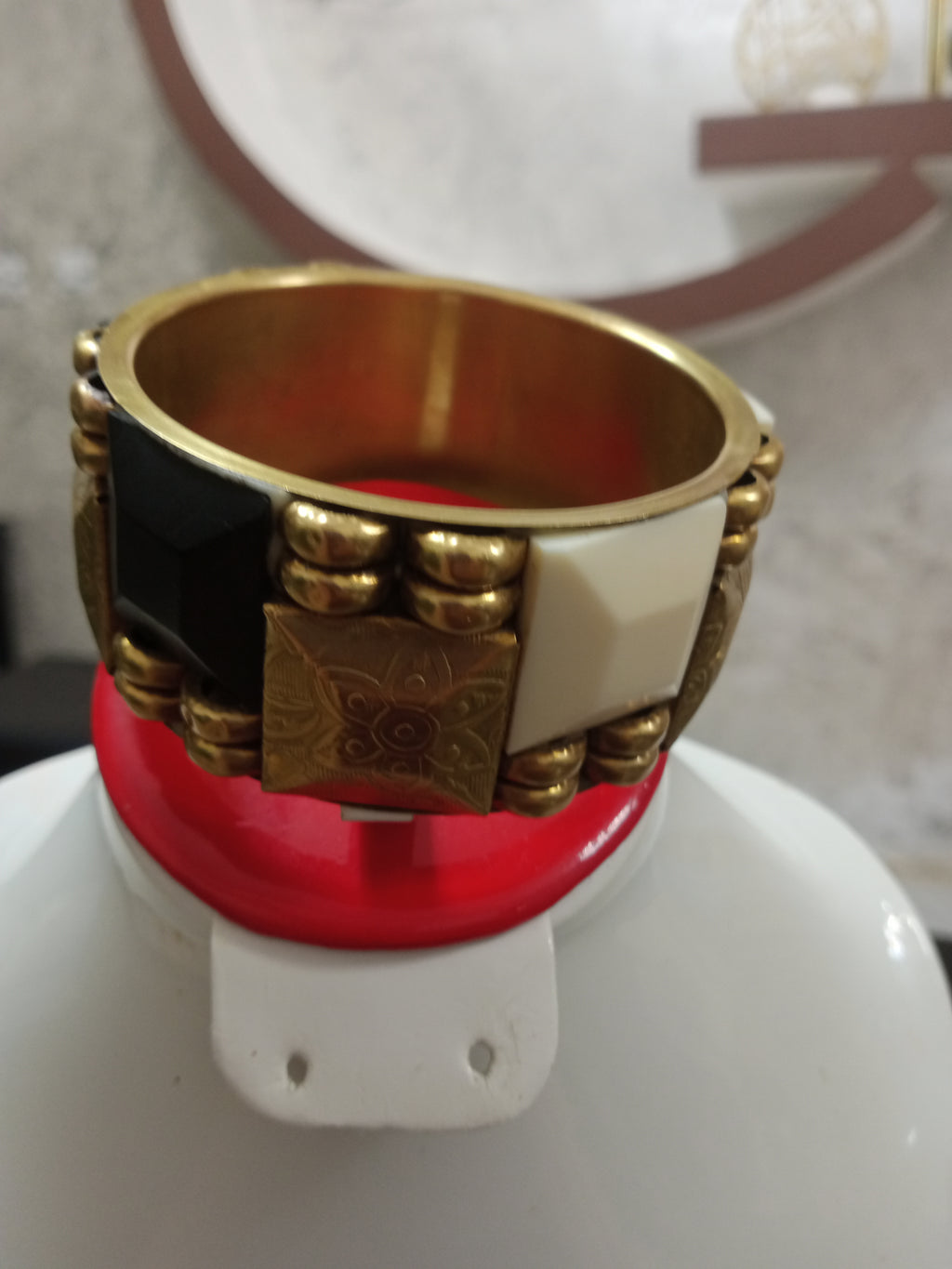 سوار قديم من نحاس وعاج