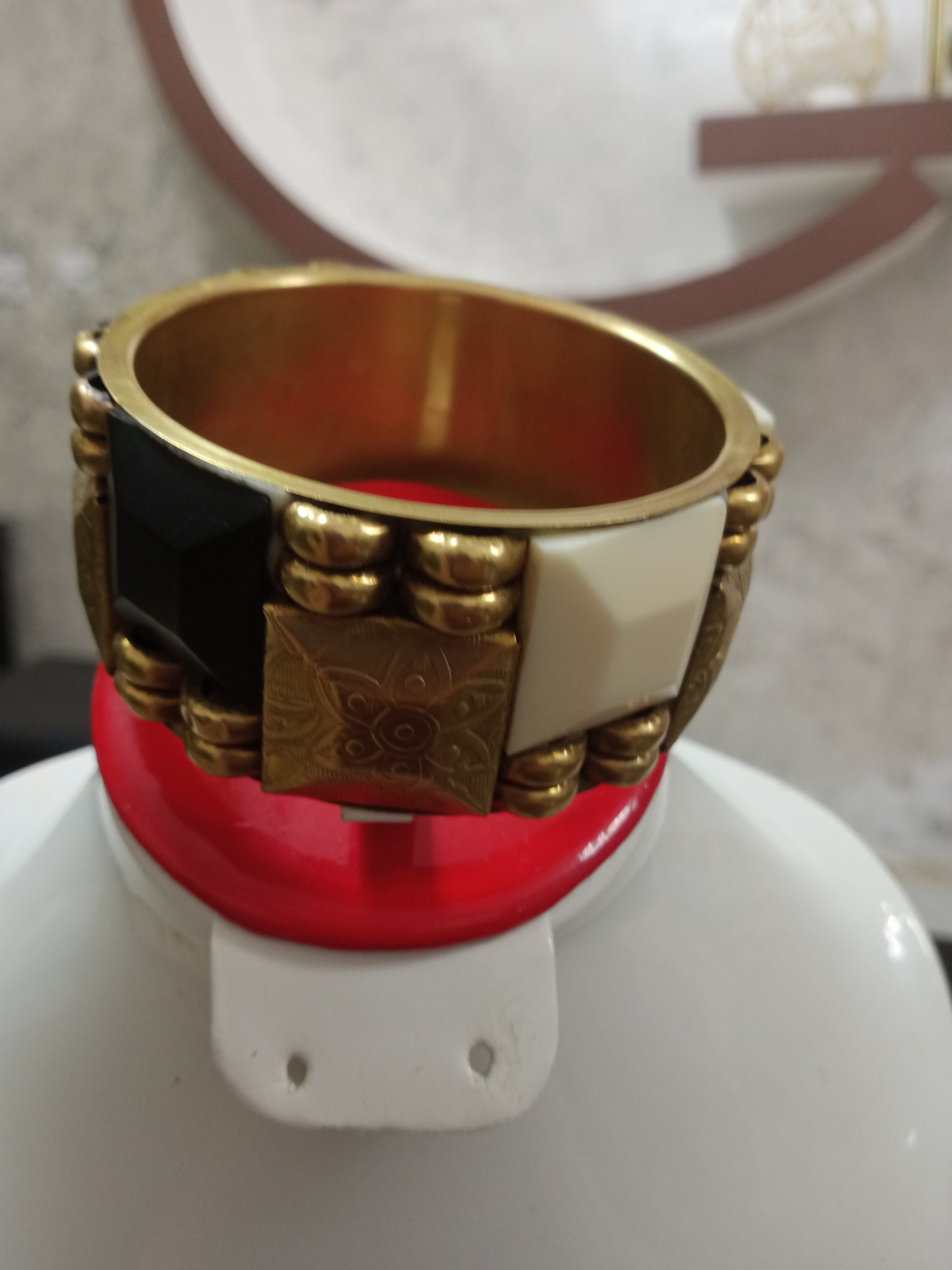 سوار قديم من نحاس وعاج