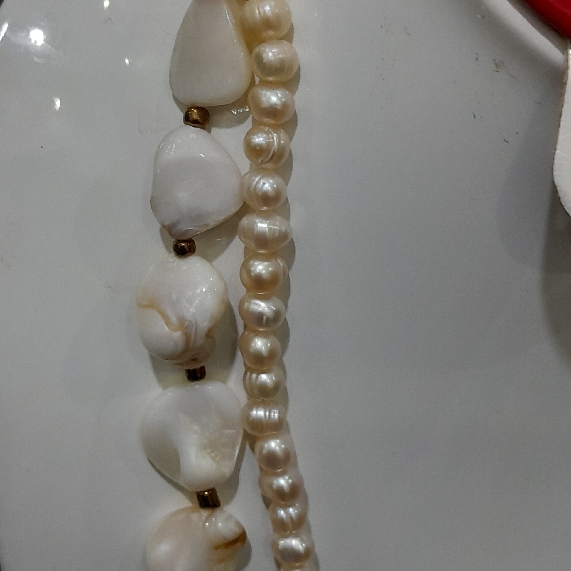 عقد من لؤلؤ و صدف بحري