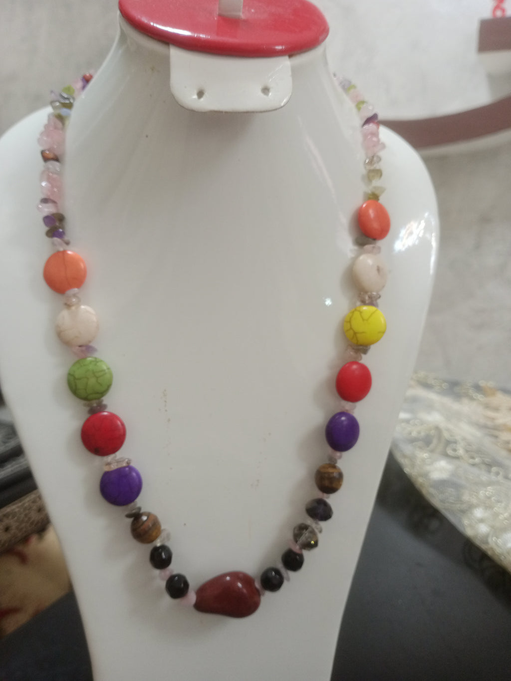 عقد من احجار طبيعية متنوعة