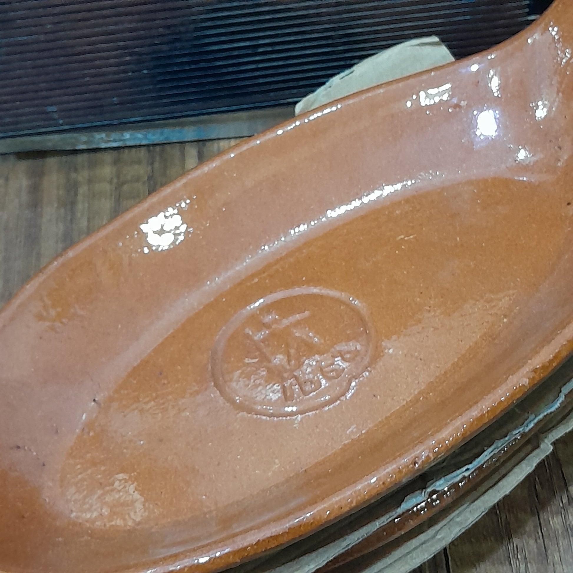 ثلاثة أطباق من الفخار