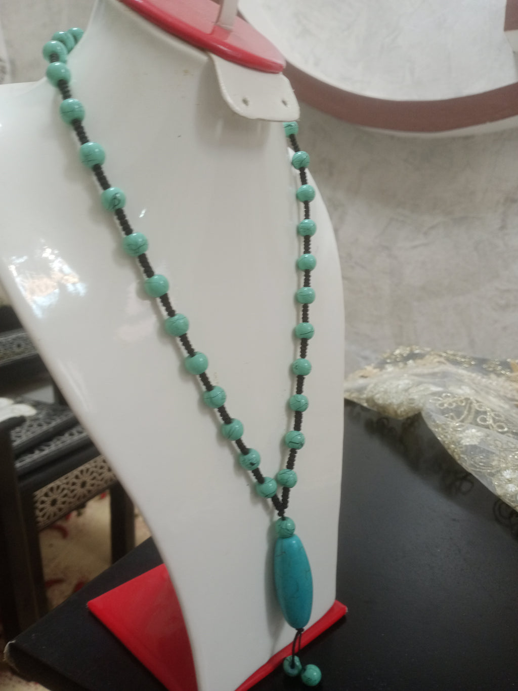 عقد تحفة من احجار هاوليت طبيعي