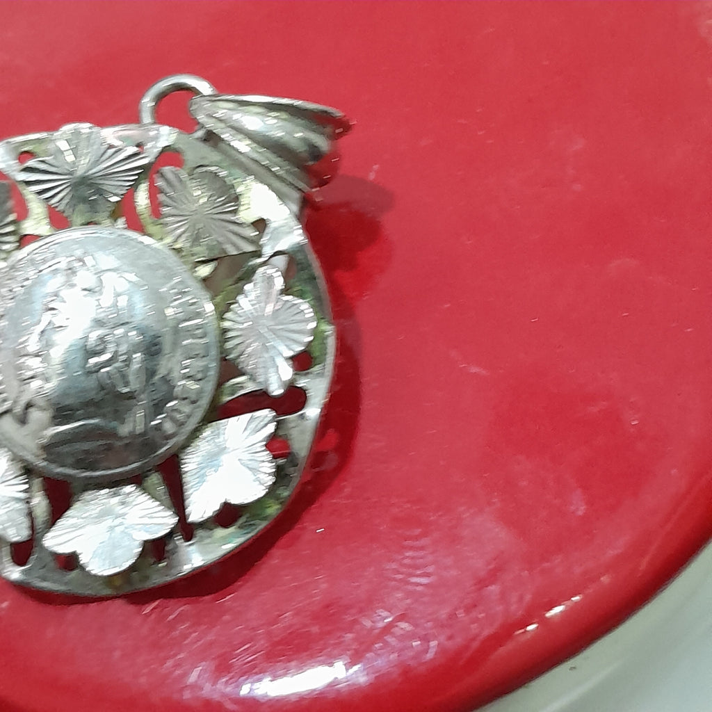 قلادة تحفة مغلفة بالفضة
