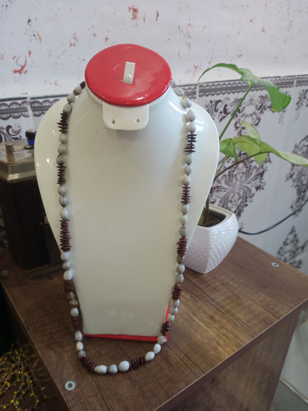 عقد قديم من بذور