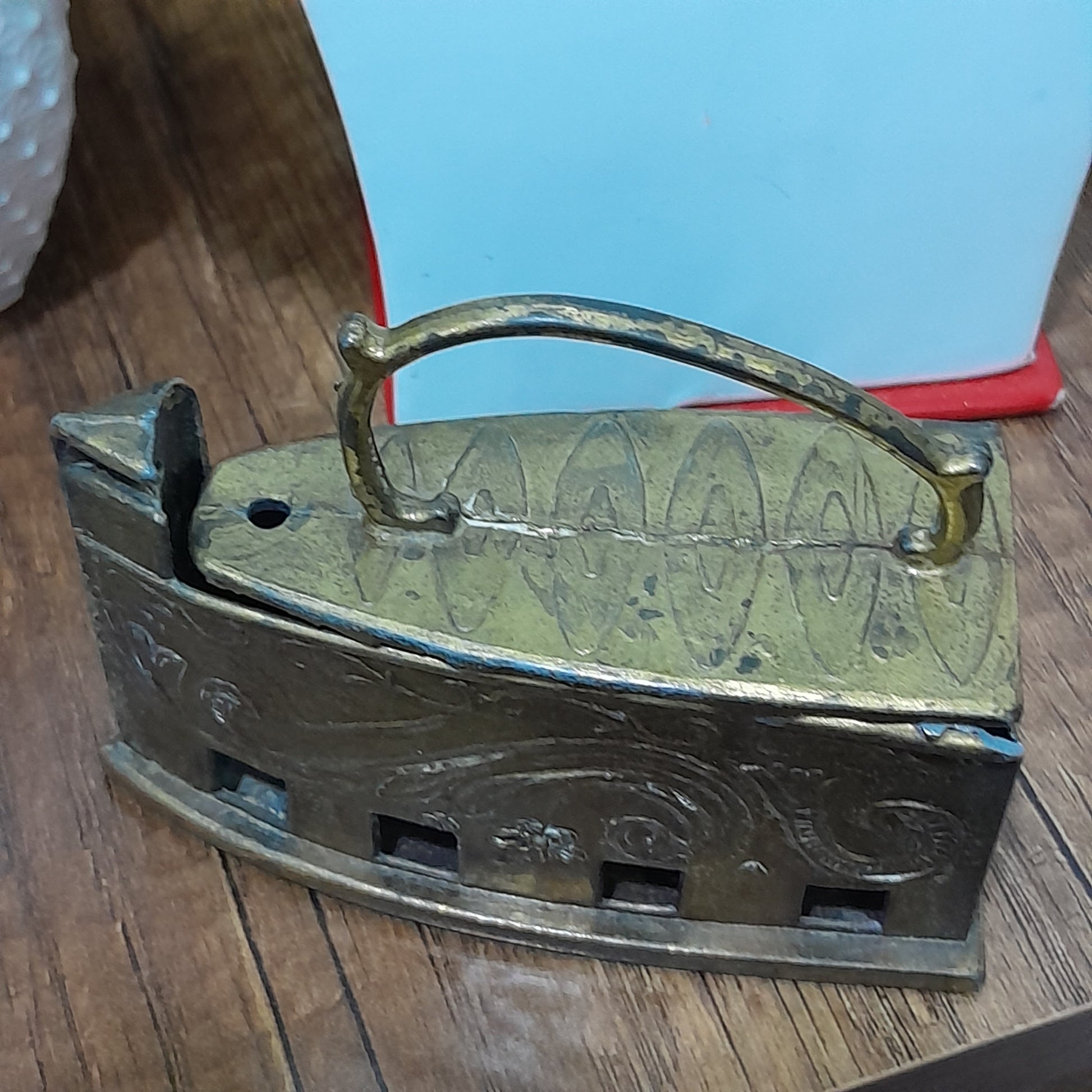 مكواة فحم نحاسية عتيقة